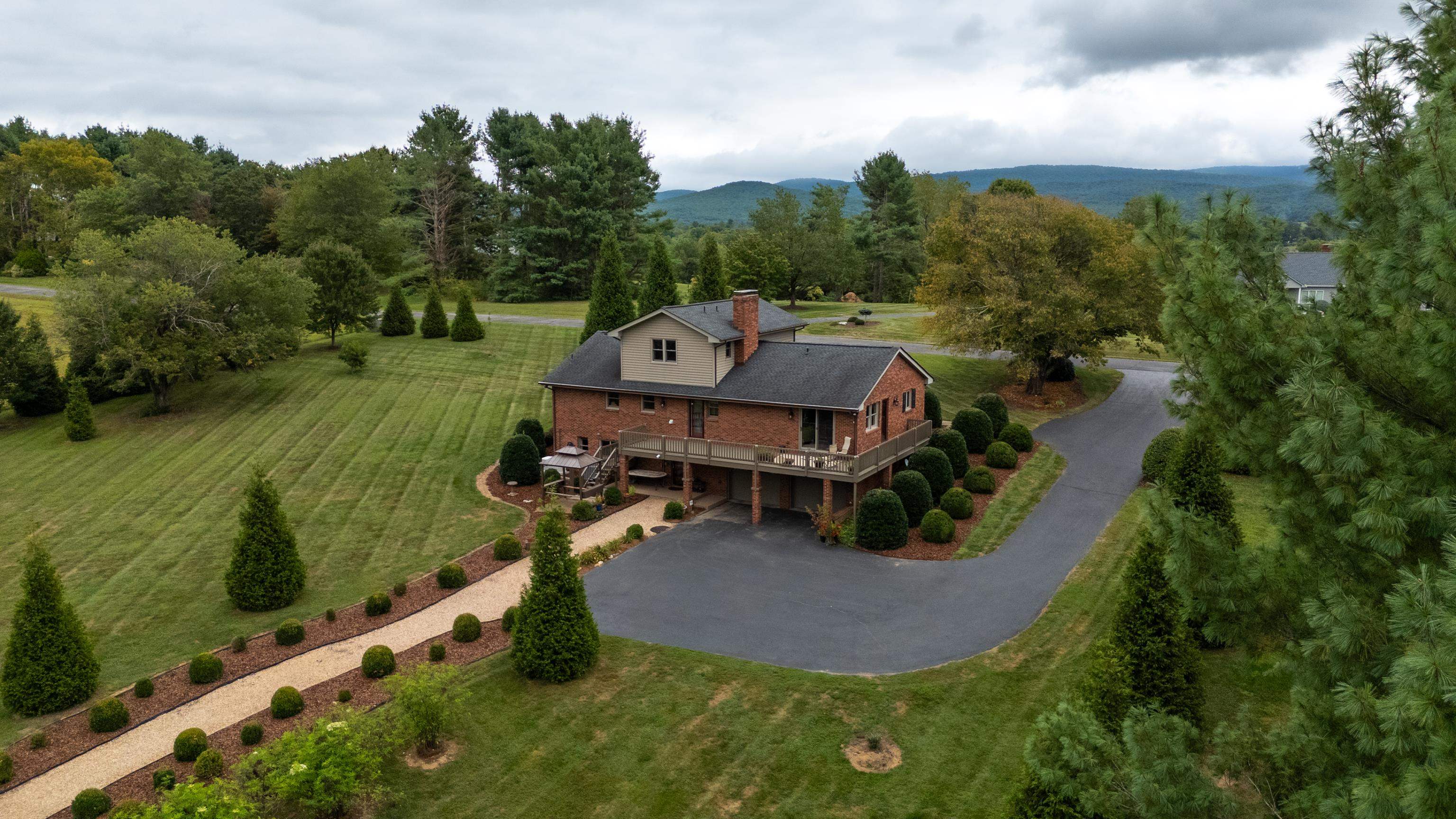 125 WARREN OAKS LN, WAYNESBORO, Virginia 22980, 3 Bedrooms Bedrooms, ,3 BathroomsBathrooms,Residential,125 WARREN OAKS LN,668164 MLS # 668164