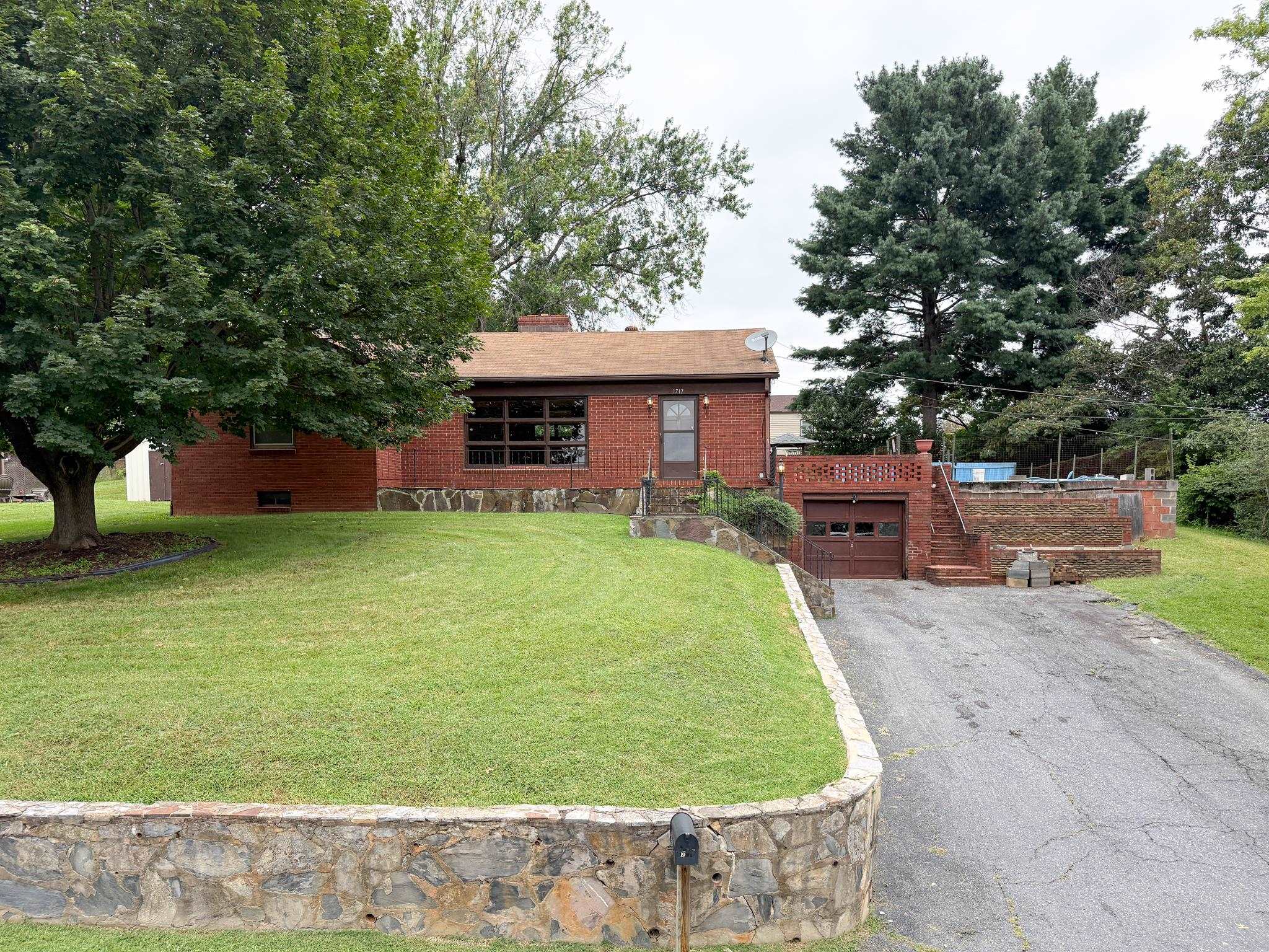 1717 FIRST ST, STAUNTON, Virginia 24401, 3 Bedrooms Bedrooms, ,2 BathroomsBathrooms,Residential,1717 FIRST ST,668174 MLS # 668174