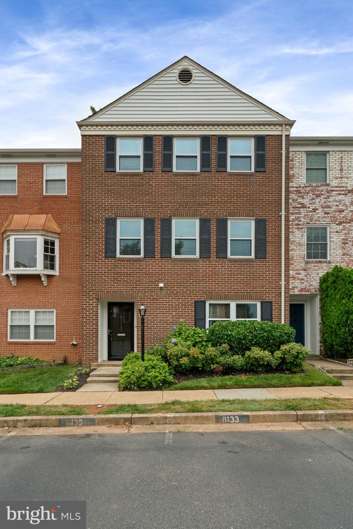 8133 LARKIN LN, VIENNA, Virginia 22182, 4 Bedrooms Bedrooms, ,3 BathroomsBathrooms,Residential,For sale,8133 LARKIN LN,VAFX2261076 MLS # VAFX2261076