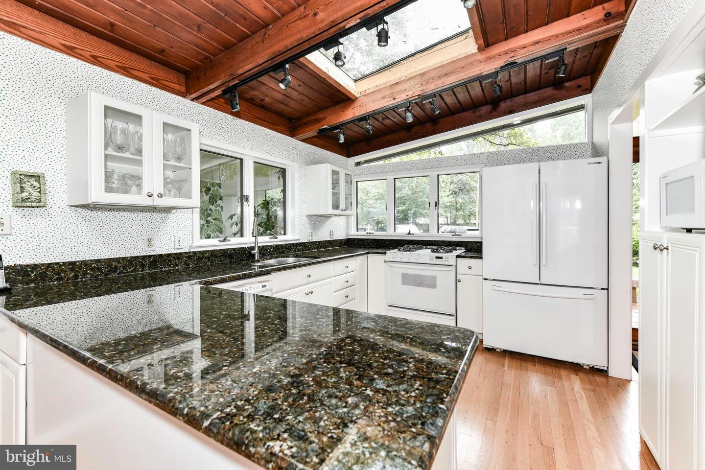 2926 MEADOW VIEW RD, FALLS CHURCH, Virginia 22042, 3 Bedrooms Bedrooms, ,2 BathroomsBathrooms,Residential,For sale,2926 MEADOW VIEW RD,VAFX2261400 MLS # VAFX2261400