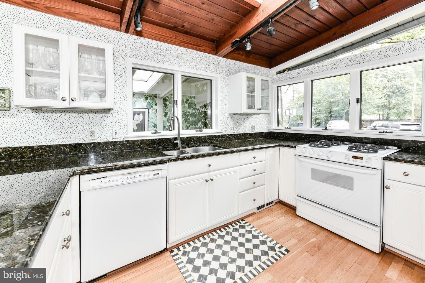 2926 MEADOW VIEW RD, FALLS CHURCH, Virginia 22042, 3 Bedrooms Bedrooms, ,2 BathroomsBathrooms,Residential,For sale,2926 MEADOW VIEW RD,VAFX2261400 MLS # VAFX2261400
