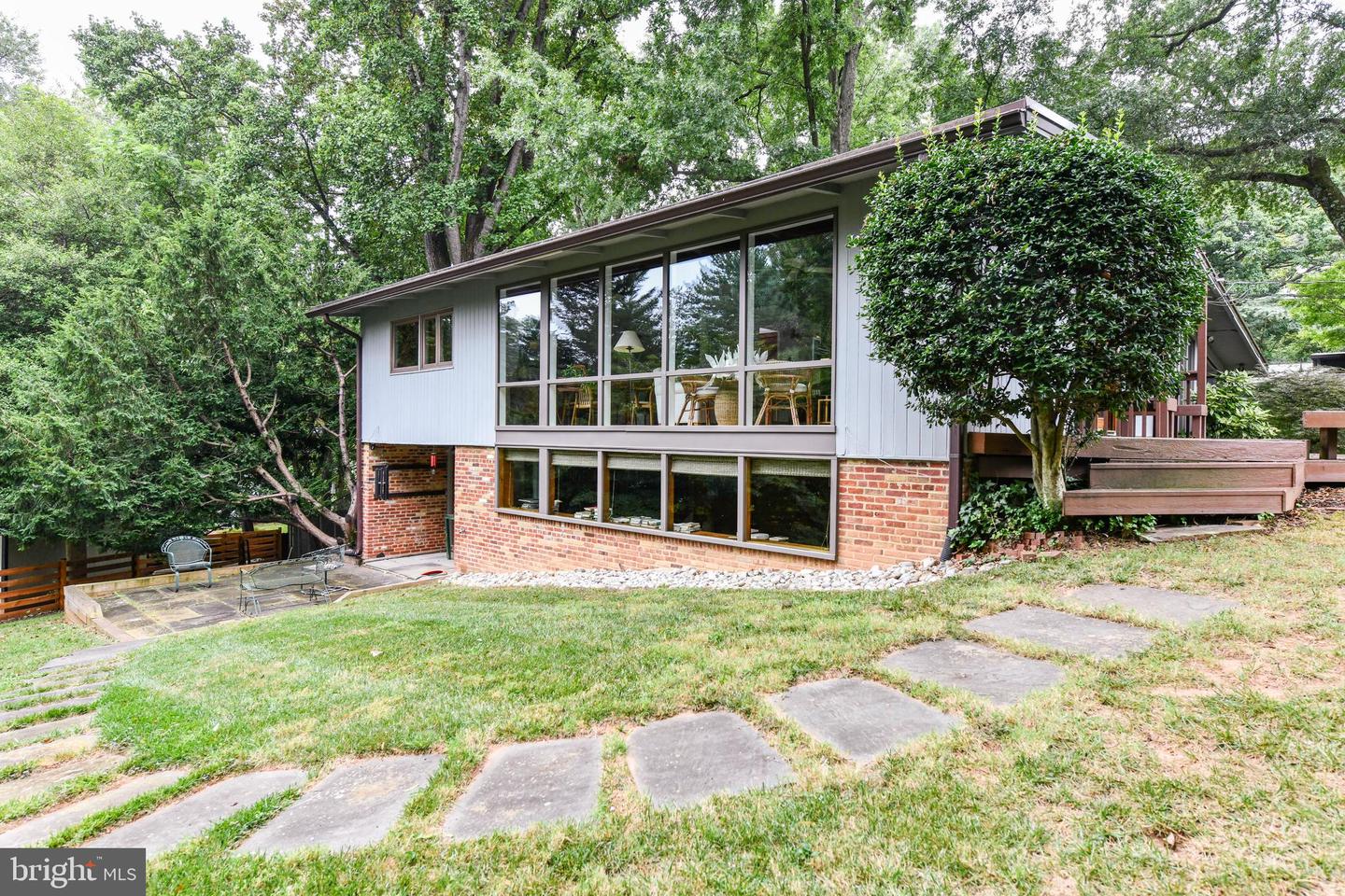 2926 MEADOW VIEW RD, FALLS CHURCH, Virginia 22042, 3 Bedrooms Bedrooms, ,2 BathroomsBathrooms,Residential,For sale,2926 MEADOW VIEW RD,VAFX2261400 MLS # VAFX2261400