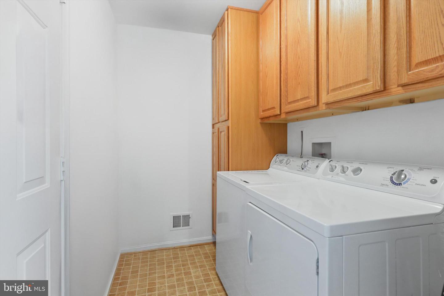 6906 TRILLIUM LN, SPRINGFIELD, Virginia 22152, 4 Bedrooms Bedrooms, ,3 BathroomsBathrooms,Residential,For sale,6906 TRILLIUM LN,VAFX2262492 MLS # VAFX2262492