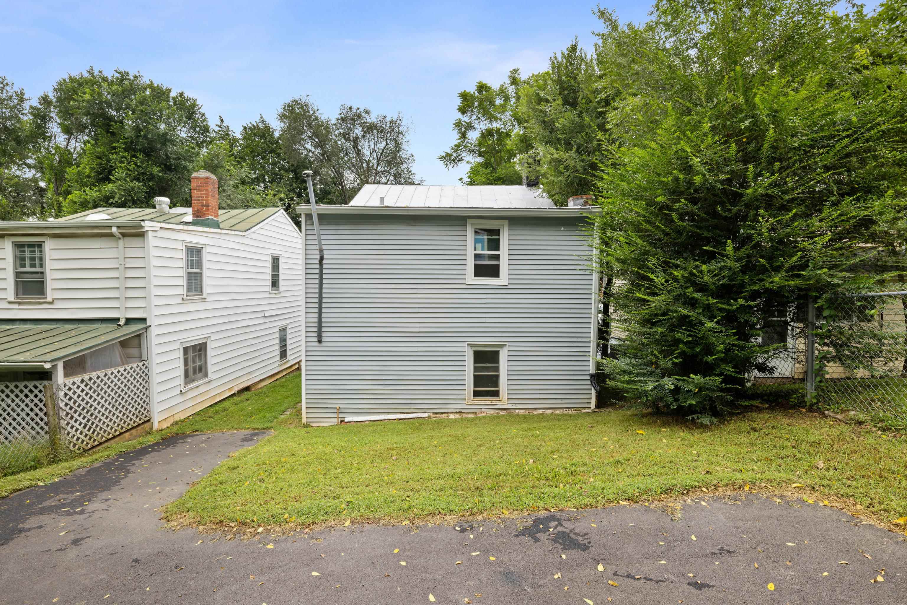 629 BAPTIST ST, STAUNTON, Virginia 24401, 2 Bedrooms Bedrooms, ,1 BathroomBathrooms,Residential,629 BAPTIST ST,668191 MLS # 668191