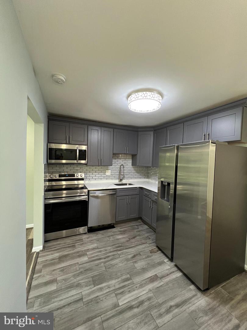 9730 KINGSBRIDGE DR #202, FAIRFAX, Virginia 22031, 2 Bedrooms Bedrooms, ,1 BathroomBathrooms,Residential,For sale,9730 KINGSBRIDGE DR #202,VAFX2263072 MLS # VAFX2263072 9730 KINGSBRIDGE DR #202, FAIRFAX, Virginia 22031, 2 Bedrooms Bedrooms, ,1 BathroomBathrooms,Residential,For sale,9730 KINGSBRIDGE DR #202,VAFX2263072 MLS # VAFX2263072