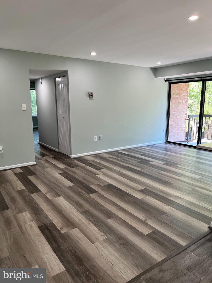 9730 KINGSBRIDGE DR #202, FAIRFAX, Virginia 22031, 2 Bedrooms Bedrooms, ,1 BathroomBathrooms,Residential,For sale,9730 KINGSBRIDGE DR #202,VAFX2263072 MLS # VAFX2263072 9730 KINGSBRIDGE DR #202, FAIRFAX, Virginia 22031, 2 Bedrooms Bedrooms, ,1 BathroomBathrooms,Residential,For sale,9730 KINGSBRIDGE DR #202,VAFX2263072 MLS # VAFX2263072