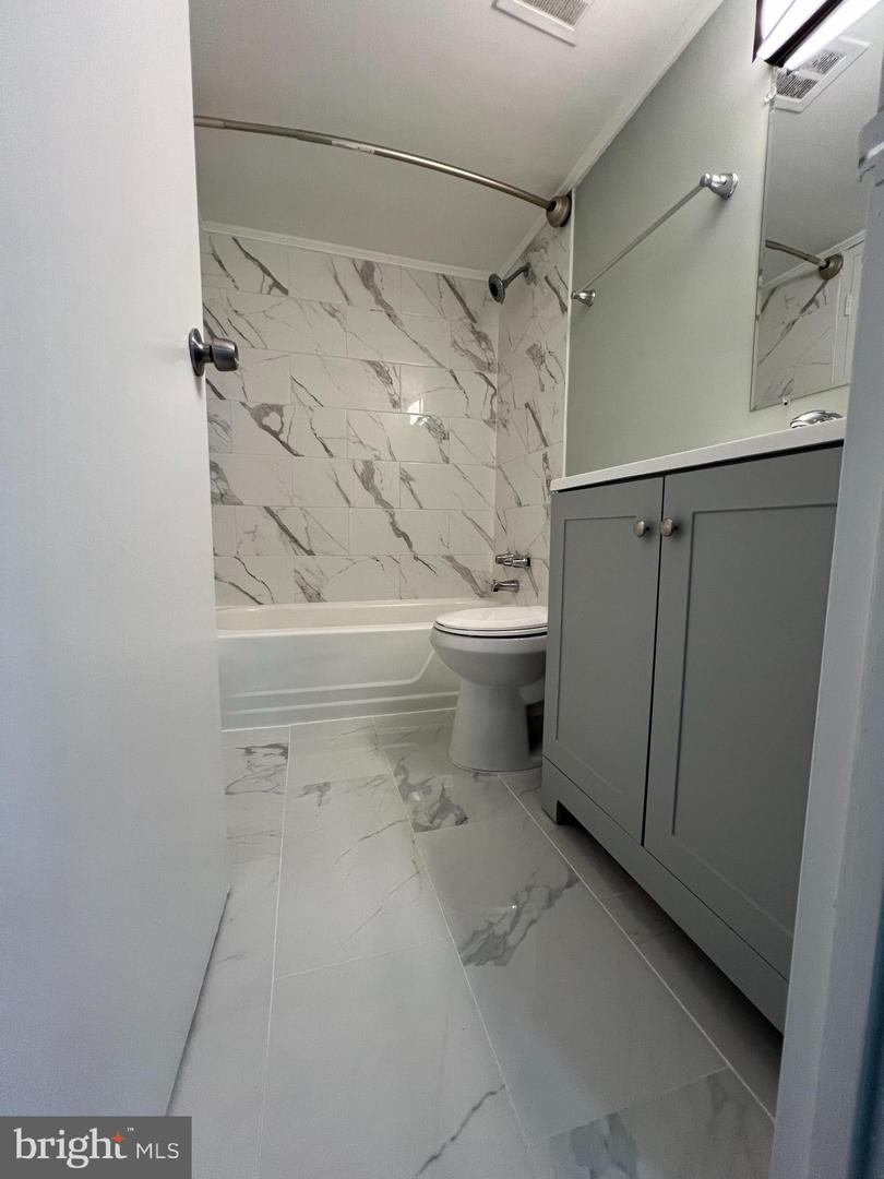 9730 KINGSBRIDGE DR #202, FAIRFAX, Virginia 22031, 2 Bedrooms Bedrooms, ,1 BathroomBathrooms,Residential,For sale,9730 KINGSBRIDGE DR #202,VAFX2263072 MLS # VAFX2263072 9730 KINGSBRIDGE DR #202, FAIRFAX, Virginia 22031, 2 Bedrooms Bedrooms, ,1 BathroomBathrooms,Residential,For sale,9730 KINGSBRIDGE DR #202,VAFX2263072 MLS # VAFX2263072