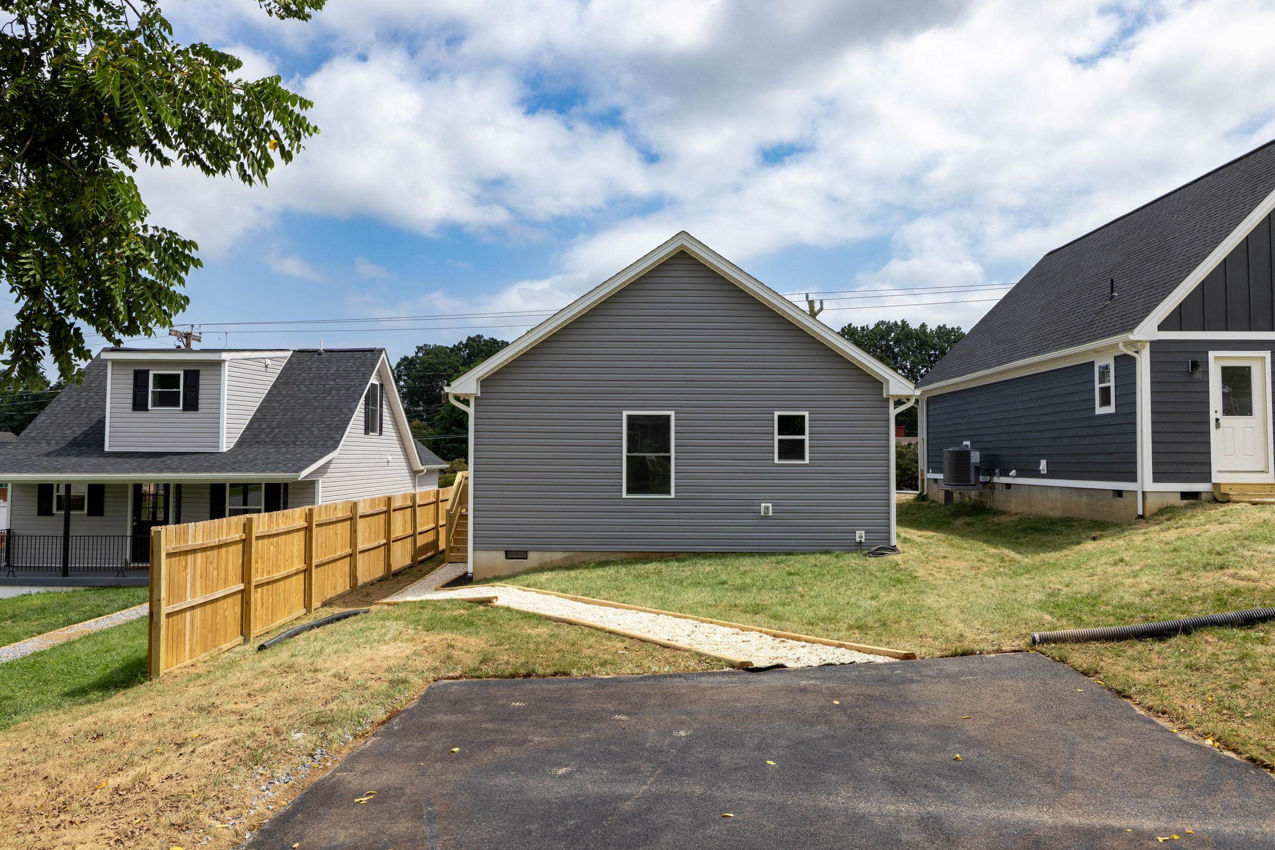 418 GRUBERT AVE, STAUNTON, Virginia 24401, 3 Bedrooms Bedrooms, ,2 BathroomsBathrooms,Residential,418 GRUBERT AVE,668201 MLS # 668201