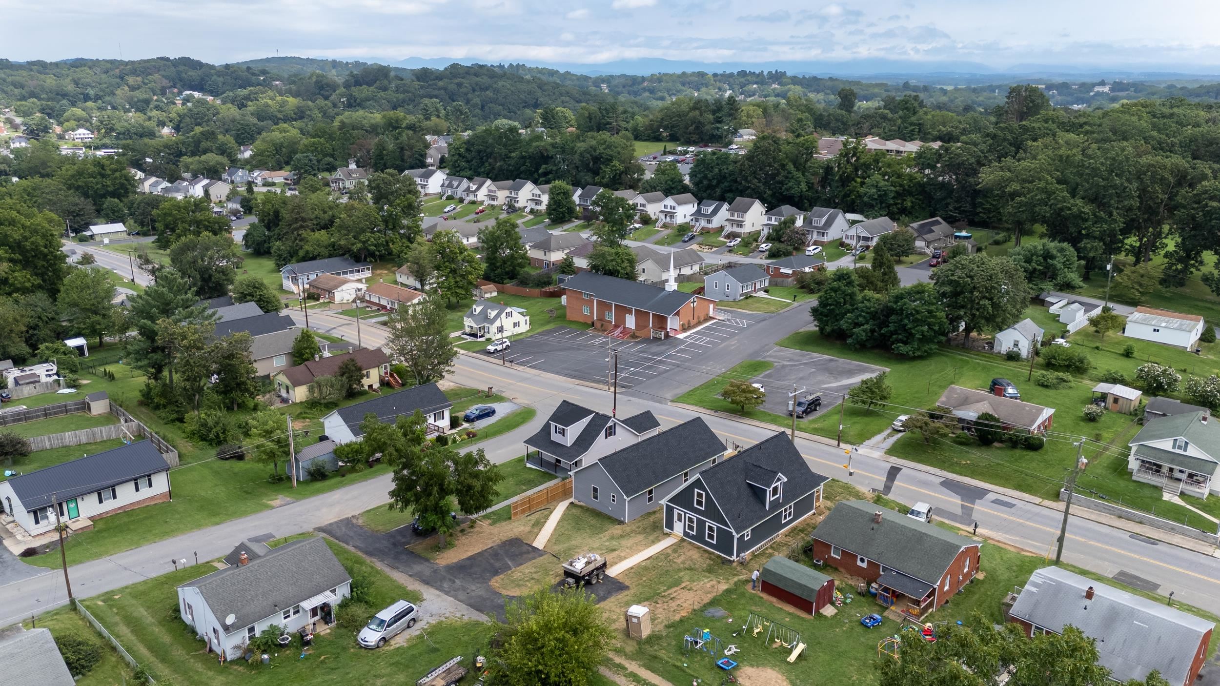 418 GRUBERT AVE, STAUNTON, Virginia 24401, 3 Bedrooms Bedrooms, ,2 BathroomsBathrooms,Residential,418 GRUBERT AVE,668201 MLS # 668201