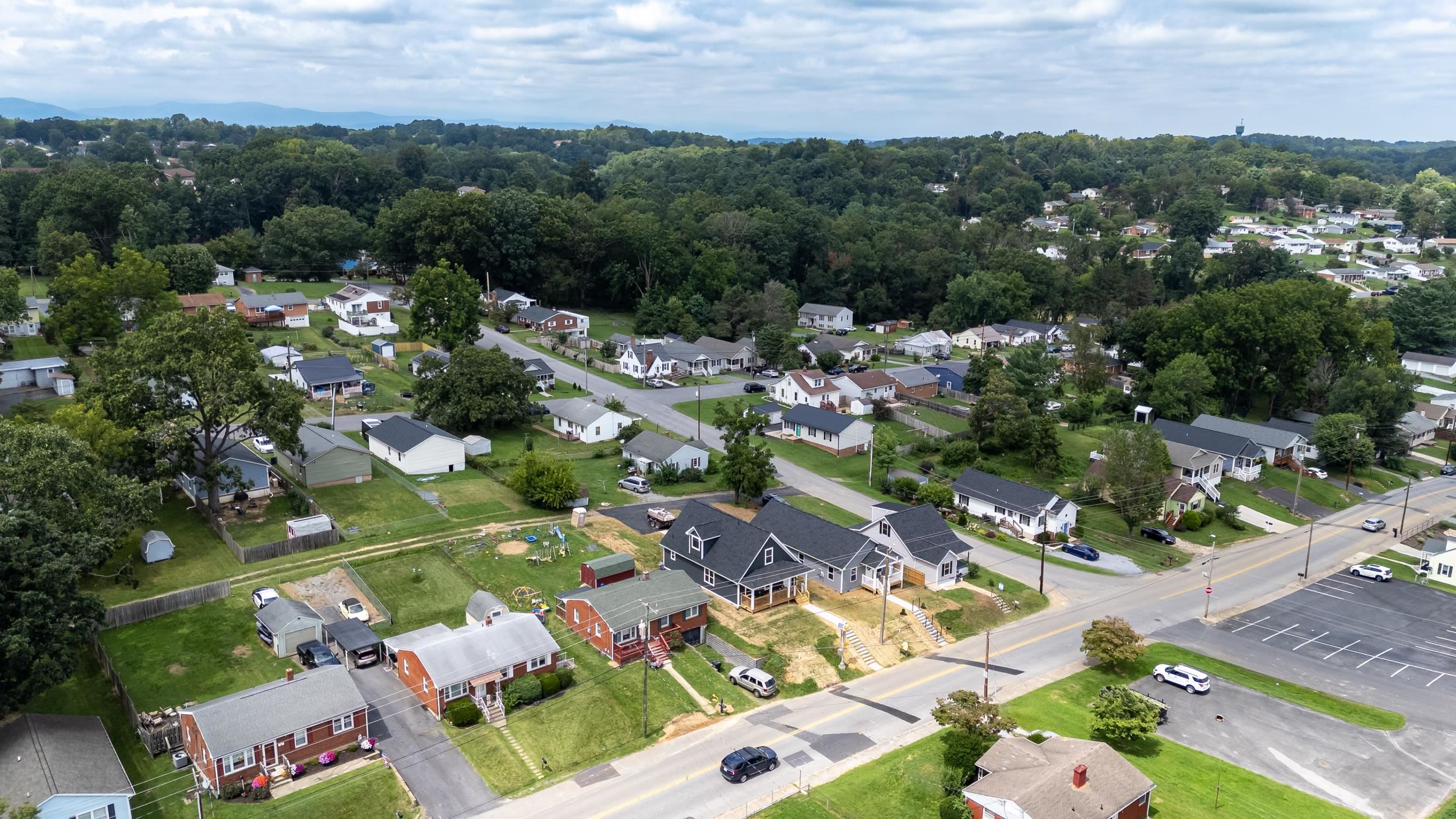 418 GRUBERT AVE, STAUNTON, Virginia 24401, 3 Bedrooms Bedrooms, ,2 BathroomsBathrooms,Residential,418 GRUBERT AVE,668201 MLS # 668201