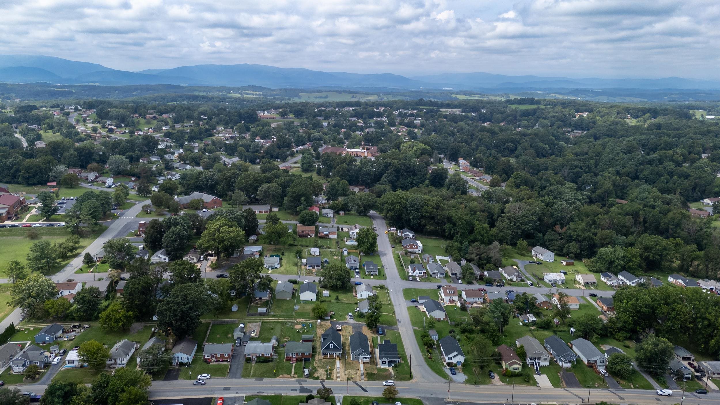 418 GRUBERT AVE, STAUNTON, Virginia 24401, 3 Bedrooms Bedrooms, ,2 BathroomsBathrooms,Residential,418 GRUBERT AVE,668201 MLS # 668201