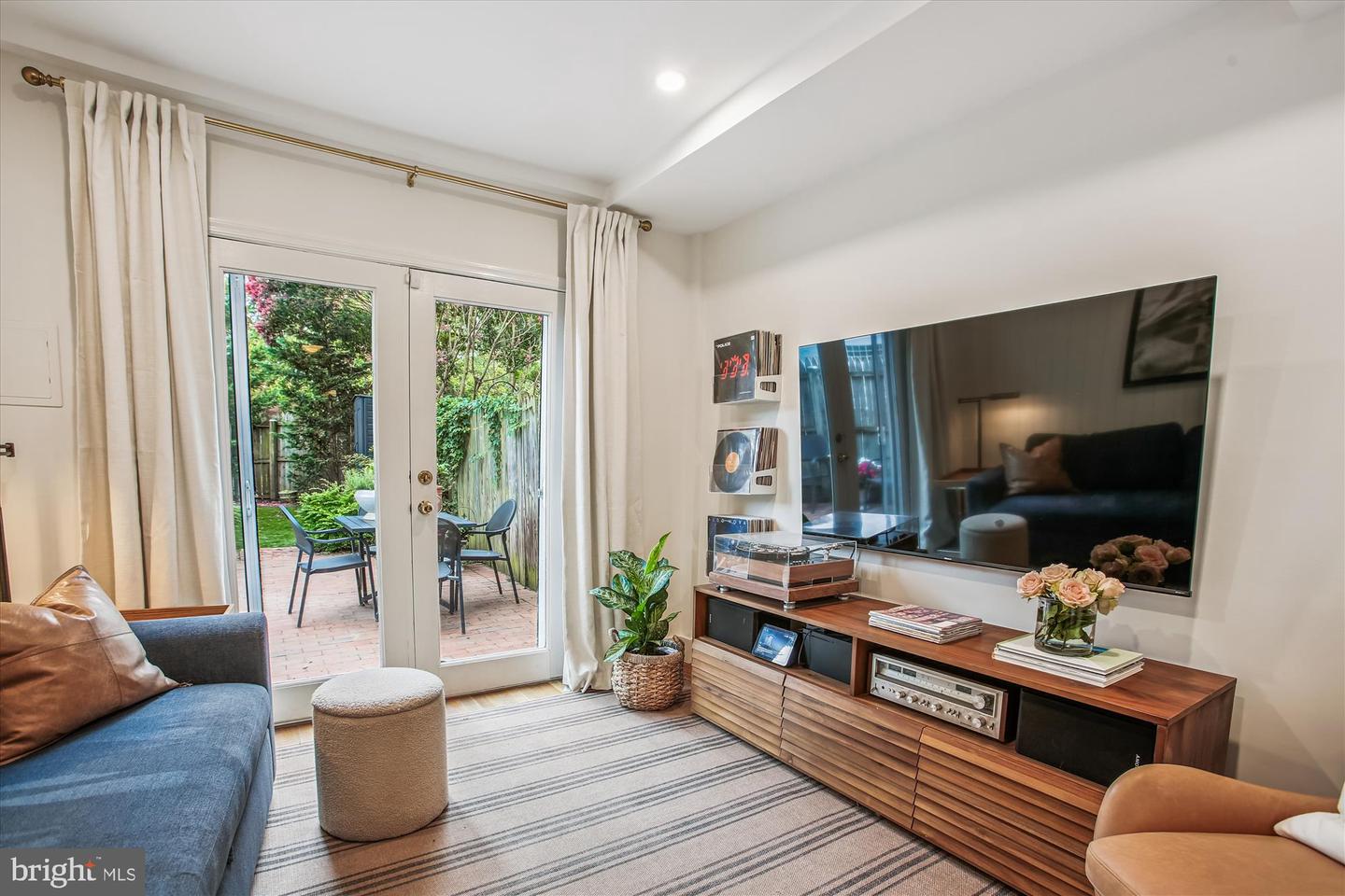 106 COMMERCE ST, ALEXANDRIA, Virginia 22314, 3 Bedrooms Bedrooms, 6 Rooms Rooms,2 BathroomsBathrooms,Residential,For sale,106 COMMERCE ST,VAAX2048714 MLS # VAAX2048714