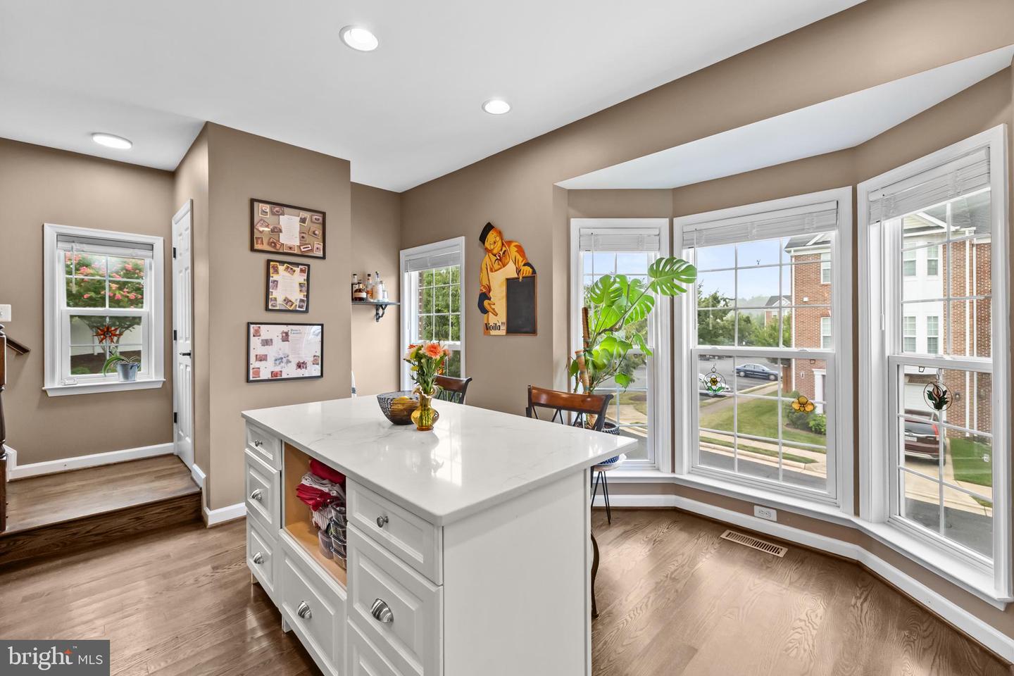 220 HAWKS VIEW SQ SE, LEESBURG, Virginia 20175, 3 Bedrooms Bedrooms, 7 Rooms Rooms,2 BathroomsBathrooms,Residential,For sale,220 HAWKS VIEW SQ SE,VALO2104834 MLS # VALO2104834