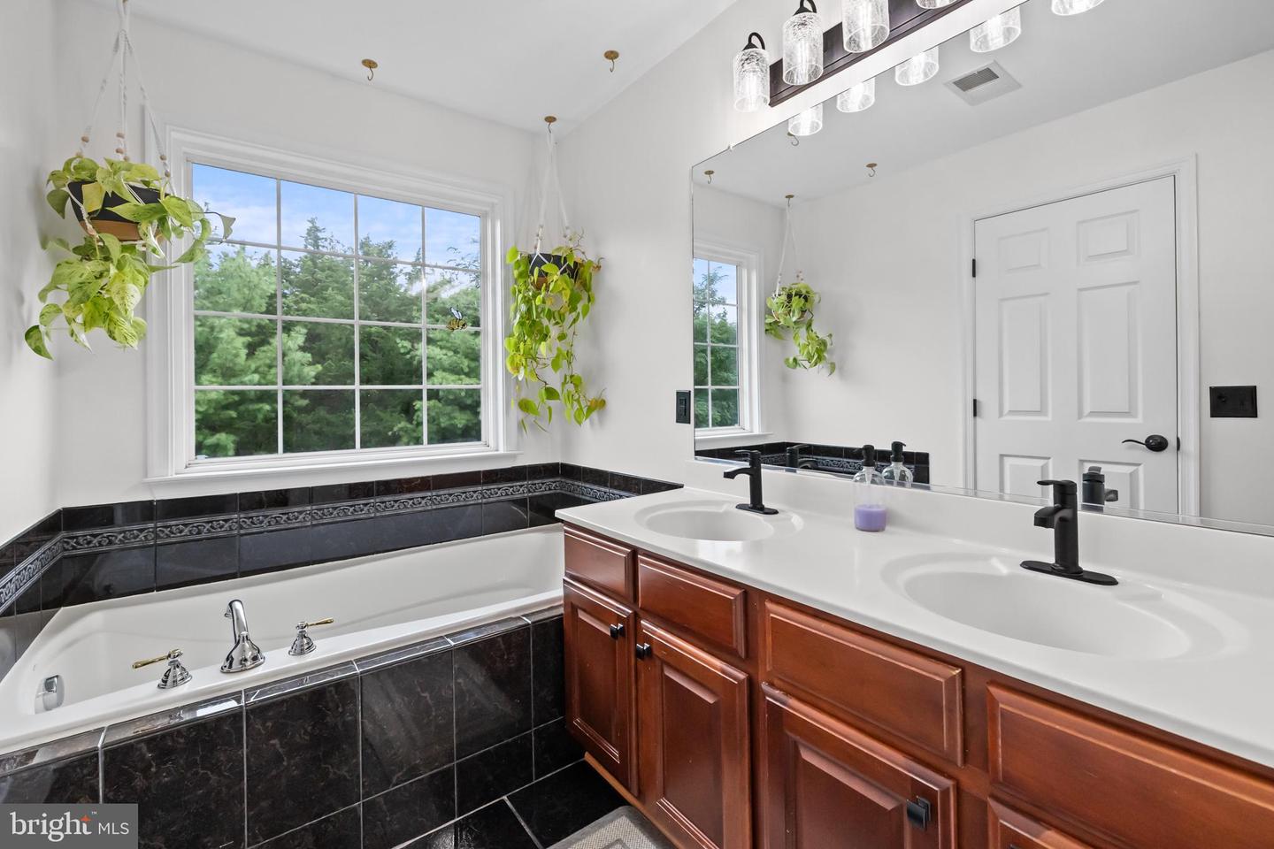220 HAWKS VIEW SQ SE, LEESBURG, Virginia 20175, 3 Bedrooms Bedrooms, 7 Rooms Rooms,2 BathroomsBathrooms,Residential,For sale,220 HAWKS VIEW SQ SE,VALO2104834 MLS # VALO2104834