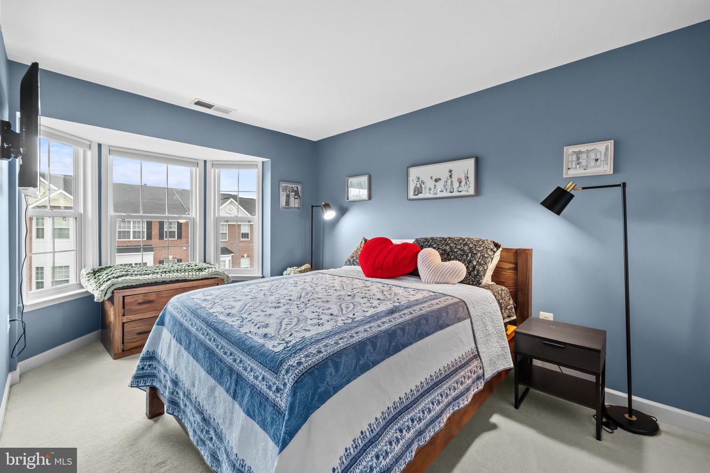 220 HAWKS VIEW SQ SE, LEESBURG, Virginia 20175, 3 Bedrooms Bedrooms, 7 Rooms Rooms,2 BathroomsBathrooms,Residential,For sale,220 HAWKS VIEW SQ SE,VALO2104834 MLS # VALO2104834
