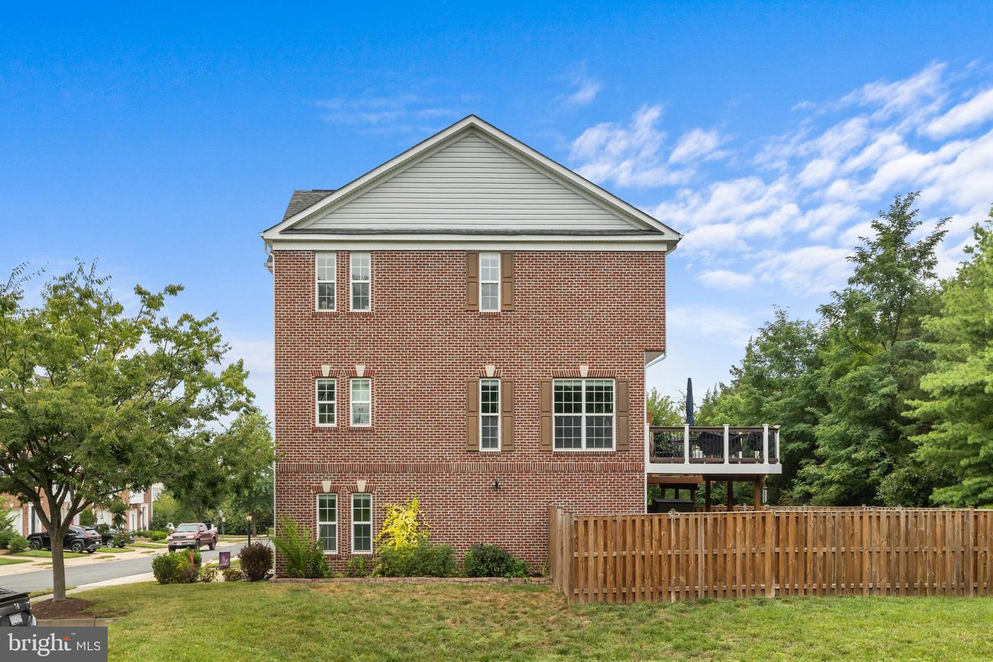 220 HAWKS VIEW SQ SE, LEESBURG, Virginia 20175, 3 Bedrooms Bedrooms, 7 Rooms Rooms,2 BathroomsBathrooms,Residential,For sale,220 HAWKS VIEW SQ SE,VALO2104834 MLS # VALO2104834