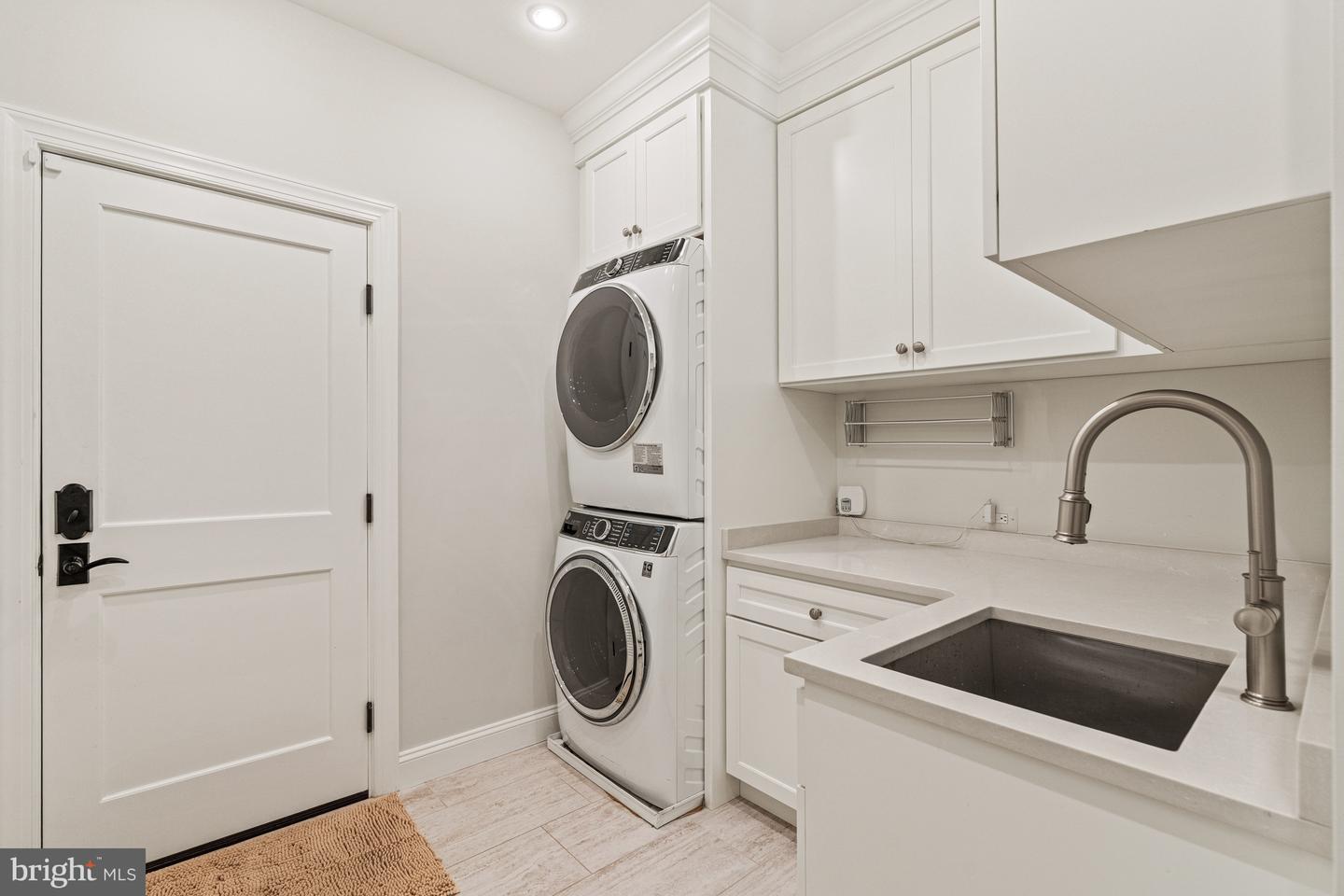 6301 HUNTING RIDGE LN, MCLEAN, Virginia 22101, 5 Bedrooms Bedrooms, ,4 BathroomsBathrooms,Residential,For sale,6301 HUNTING RIDGE LN,VAFX2262376 MLS # VAFX2262376