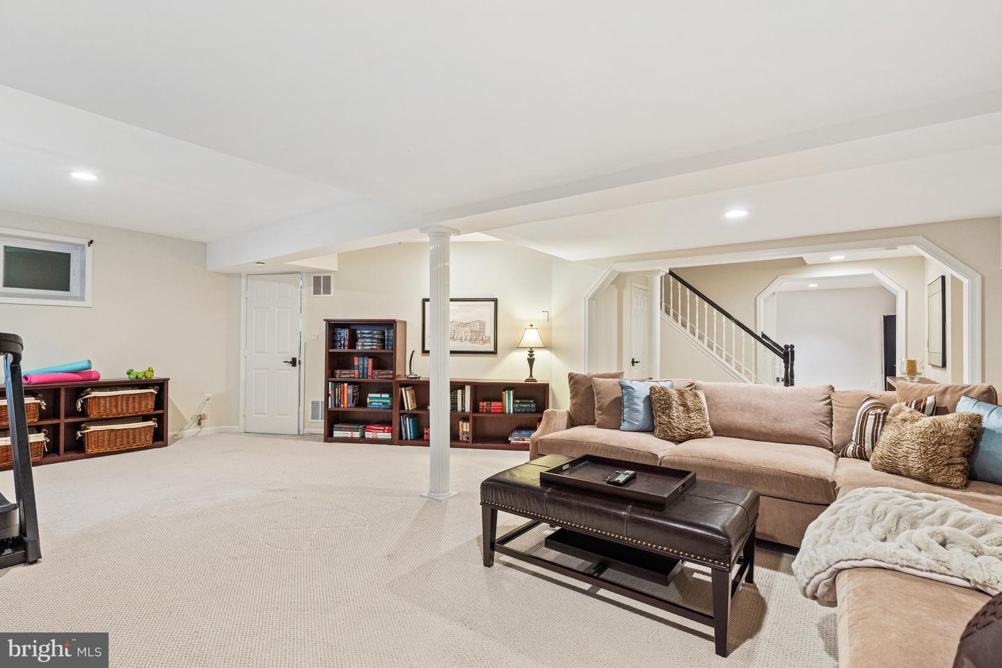 6301 HUNTING RIDGE LN, MCLEAN, Virginia 22101, 5 Bedrooms Bedrooms, ,4 BathroomsBathrooms,Residential,For sale,6301 HUNTING RIDGE LN,VAFX2262376 MLS # VAFX2262376