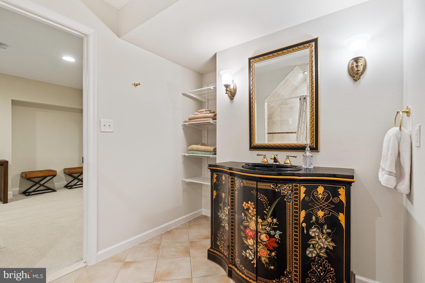 6301 HUNTING RIDGE LN, MCLEAN, Virginia 22101, 5 Bedrooms Bedrooms, ,4 BathroomsBathrooms,Residential,For sale,6301 HUNTING RIDGE LN,VAFX2262376 MLS # VAFX2262376