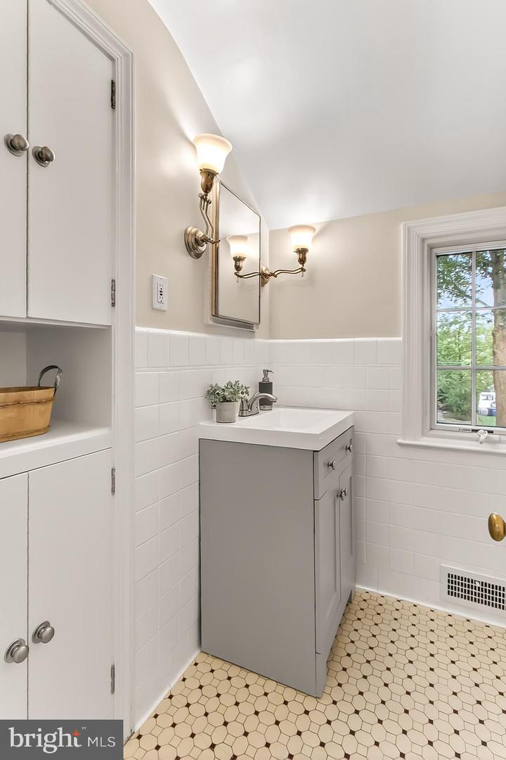 3032 KNOLL DR, FALLS CHURCH, Virginia 22042, 3 Bedrooms Bedrooms, ,3 BathroomsBathrooms,Residential,For sale,3032 KNOLL DR,VAFX2262988 MLS # VAFX2262988