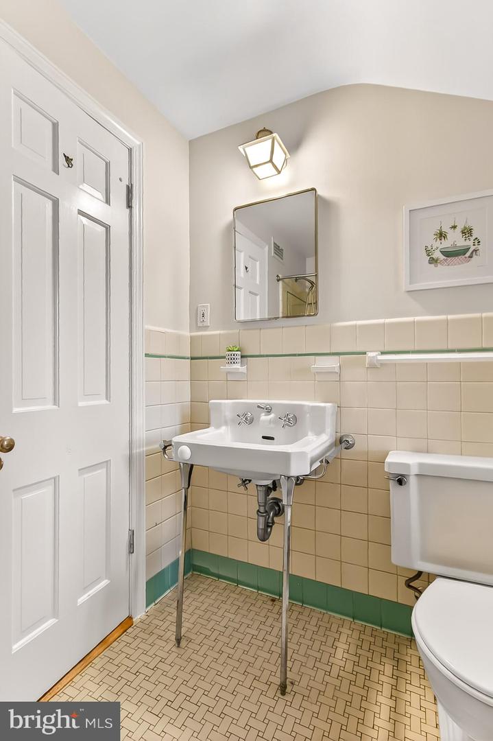 3032 KNOLL DR, FALLS CHURCH, Virginia 22042, 3 Bedrooms Bedrooms, ,3 BathroomsBathrooms,Residential,For sale,3032 KNOLL DR,VAFX2262988 MLS # VAFX2262988