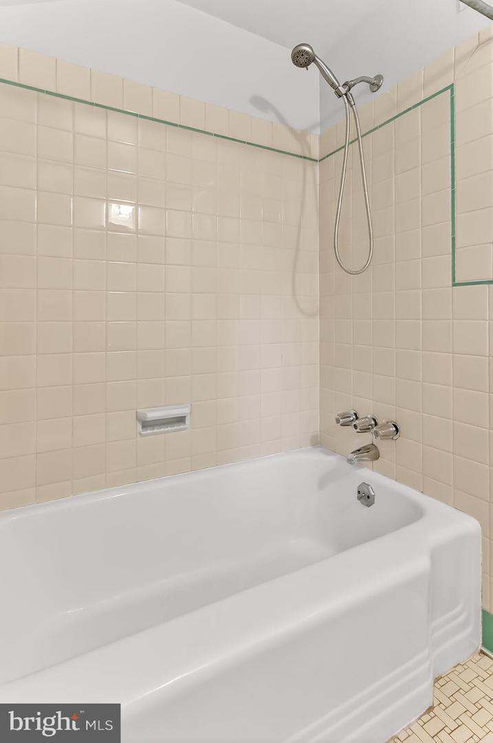 3032 KNOLL DR, FALLS CHURCH, Virginia 22042, 3 Bedrooms Bedrooms, ,3 BathroomsBathrooms,Residential,For sale,3032 KNOLL DR,VAFX2262988 MLS # VAFX2262988