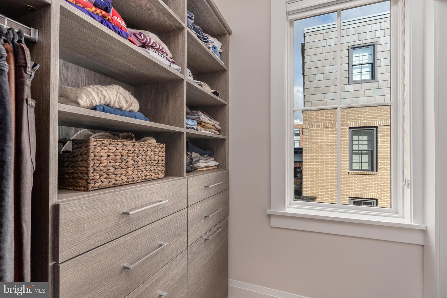 306 S UNION ST, ALEXANDRIA, Virginia 22314, 3 Bedrooms Bedrooms, ,3 BathroomsBathrooms,Residential,For sale,306 S UNION ST,VAAX2048944 MLS # VAAX2048944