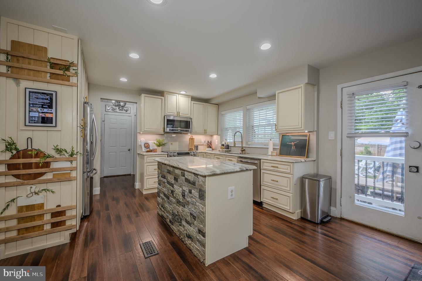 15020 WOODGLEN CT, DUMFRIES, Virginia 22025, 6 Bedrooms Bedrooms, ,3 BathroomsBathrooms,Residential,For sale,15020 WOODGLEN CT,VAPW2102598 MLS # VAPW2102598