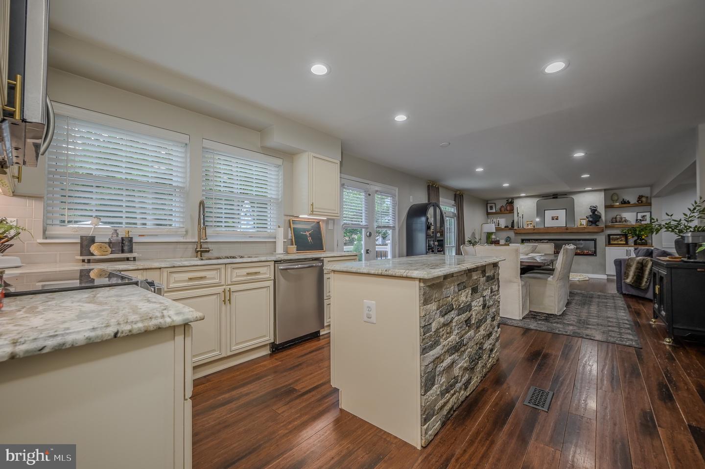 15020 WOODGLEN CT, DUMFRIES, Virginia 22025, 6 Bedrooms Bedrooms, ,3 BathroomsBathrooms,Residential,For sale,15020 WOODGLEN CT,VAPW2102598 MLS # VAPW2102598