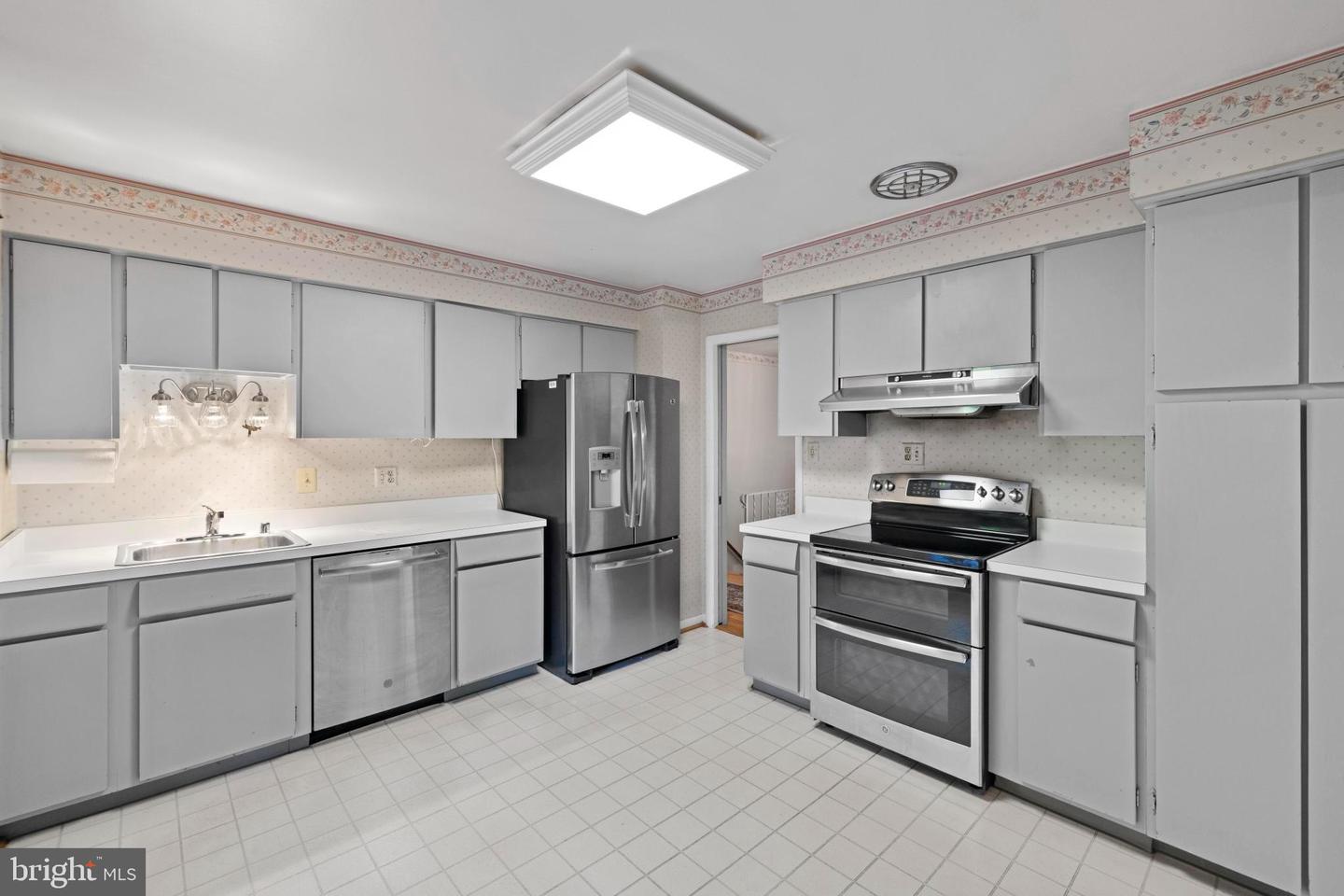 4008 N STUART ST, ARLINGTON, Virginia 22207, 4 Bedrooms Bedrooms, ,3 BathroomsBathrooms,Residential,For sale,4008 N STUART ST,VAAR2060286 MLS # VAAR2060286