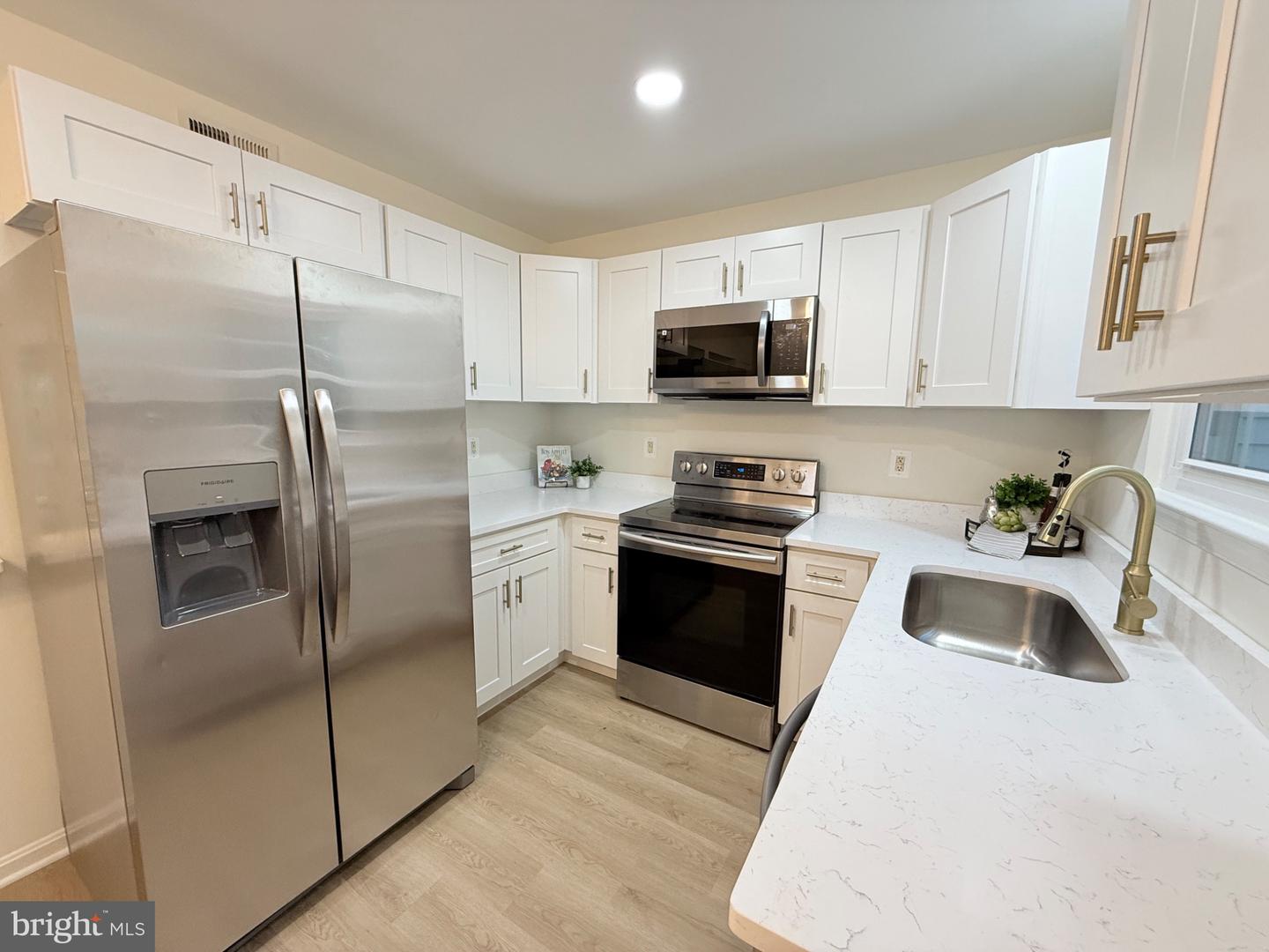 6921 HOVINGHAM CT, CENTREVILLE, Virginia 20121, 3 Bedrooms Bedrooms, 4 Rooms Rooms,3 BathroomsBathrooms,Residential,For sale,6921 HOVINGHAM CT,VAFX2256120 MLS # VAFX2256120