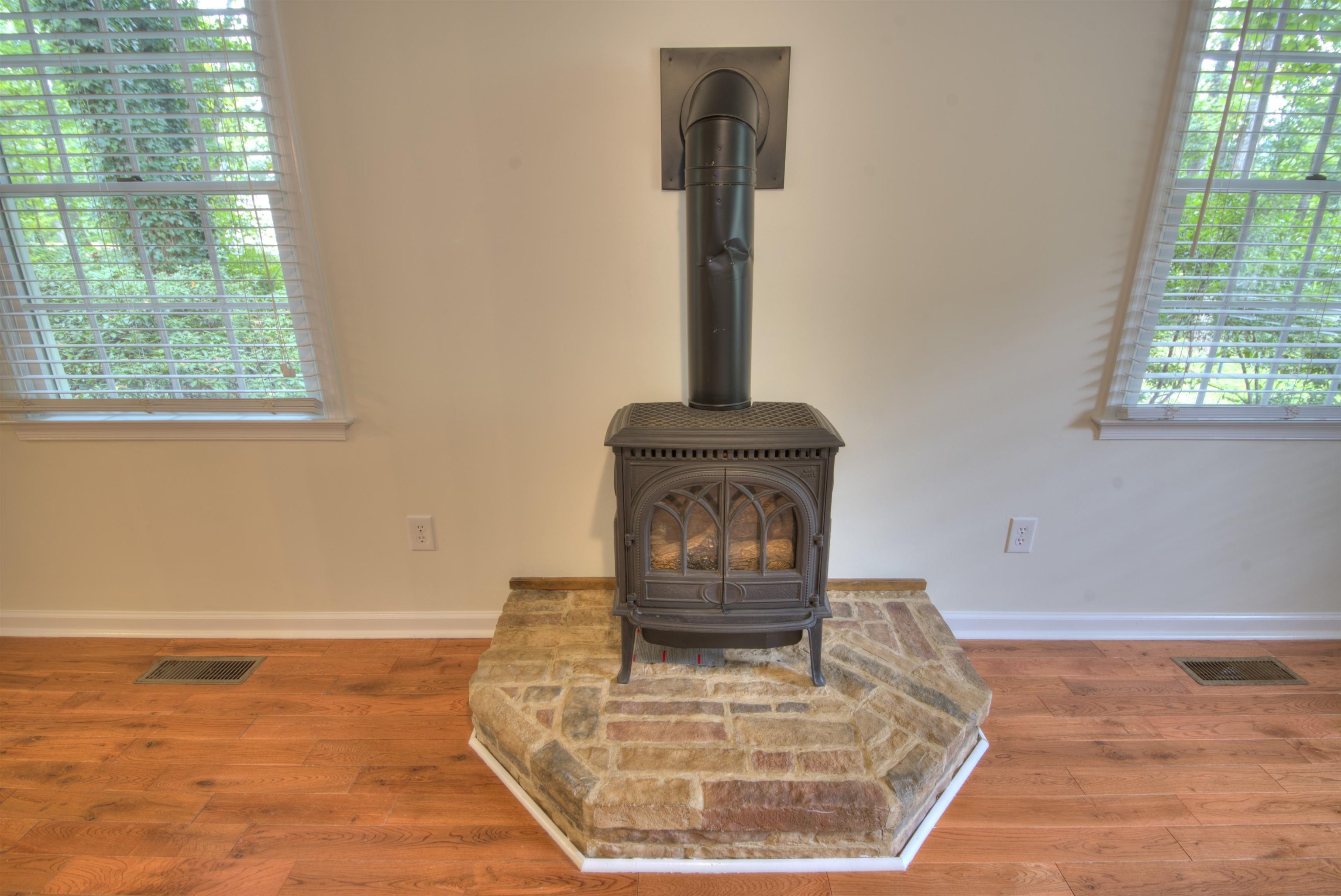 5547 BROOKWOOD RD, CROZET, Virginia 22932, 4 Bedrooms Bedrooms, ,1 BathroomBathrooms,Residential,5547 BROOKWOOD RD,668251 MLS # 668251