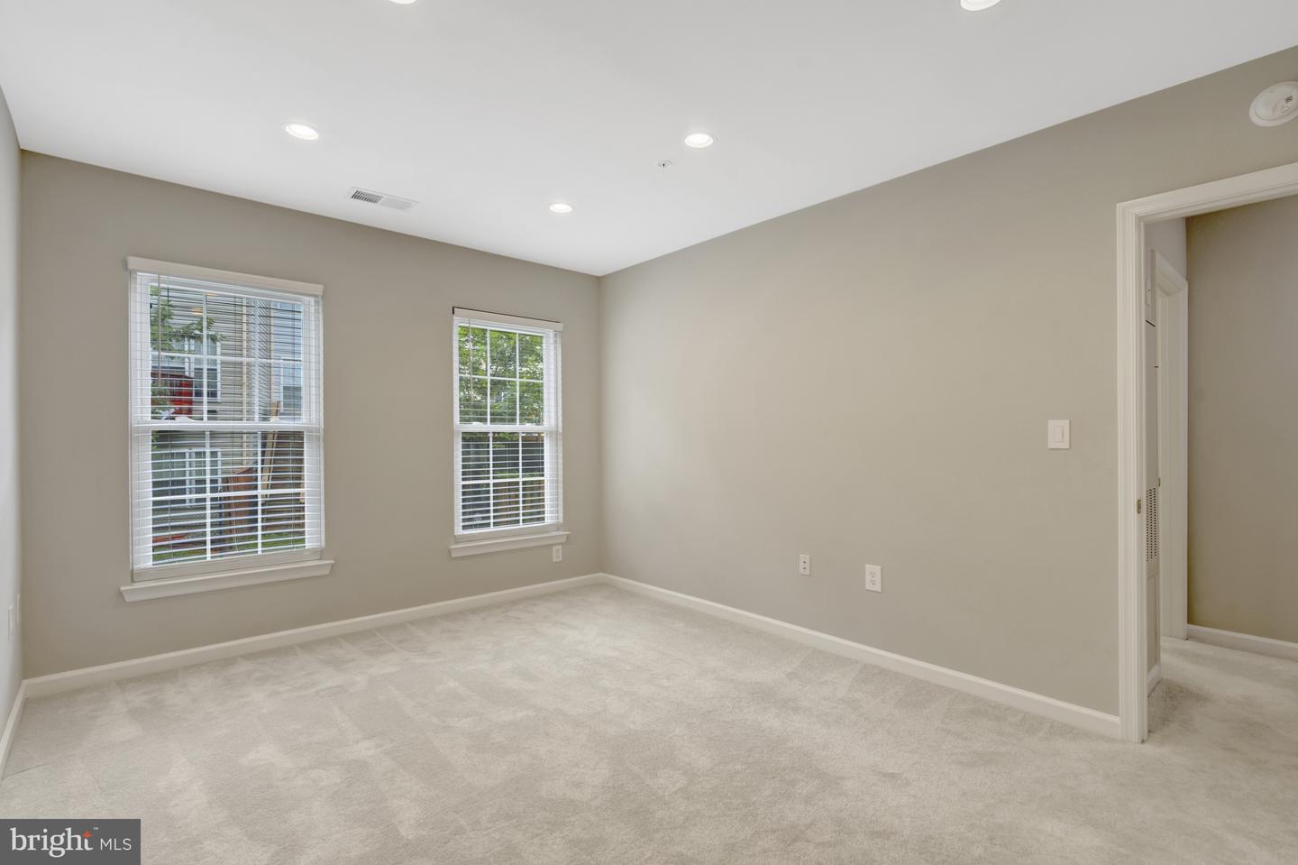 4602 SUPERIOR SQ, FAIRFAX, Virginia 22033, 2 Bedrooms Bedrooms, ,2 BathroomsBathrooms,Residential,For sale,4602 SUPERIOR SQ,VAFX2259132 MLS # VAFX2259132
