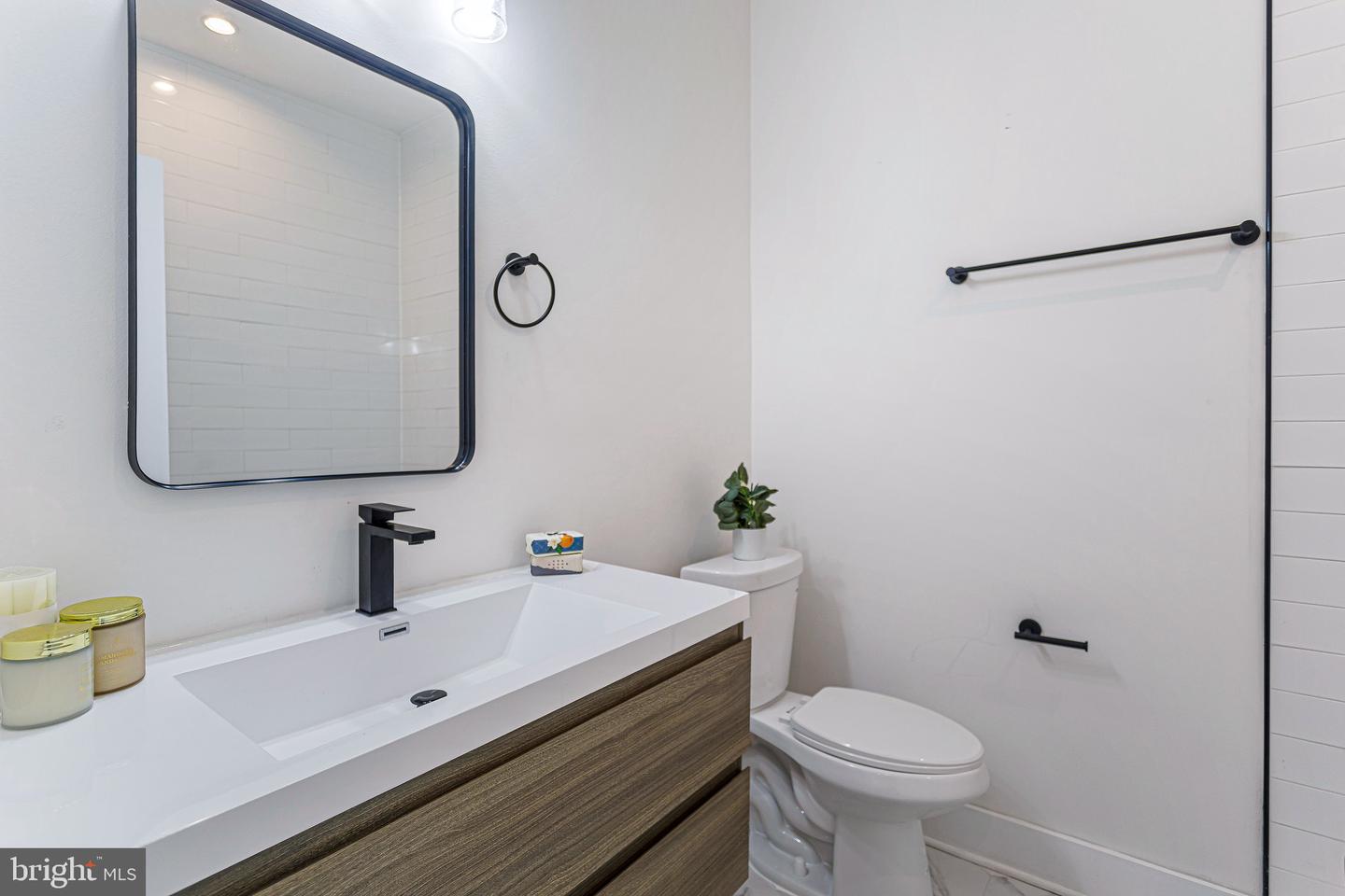 1107 QUEEN ST NE #2, WASHINGTON, District Of Columbia 20002, 2 Bedrooms Bedrooms, ,2 BathroomsBathrooms,Residential,For sale,1107 QUEEN ST NE #2,DCDC2214378 MLS # DCDC2214378