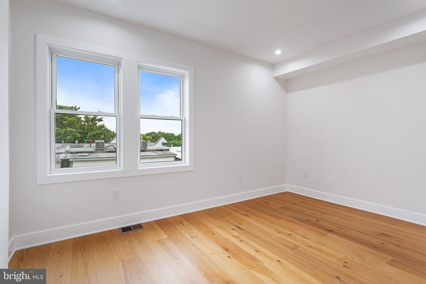 1107 QUEEN ST NE #4, WASHINGTON, District Of Columbia 20002, 3 Bedrooms Bedrooms, ,1 BathroomBathrooms,Residential,For sale,1107 QUEEN ST NE #4,DCDC2214382 MLS # DCDC2214382
