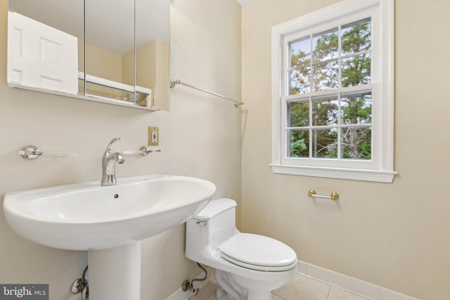 4893 35TH RD N, ARLINGTON, Virginia 22207, 6 Bedrooms Bedrooms, 12 Rooms Rooms,2 BathroomsBathrooms,Residential,For sale,4893 35TH RD N,VAAR2062184 MLS # VAAR2062184