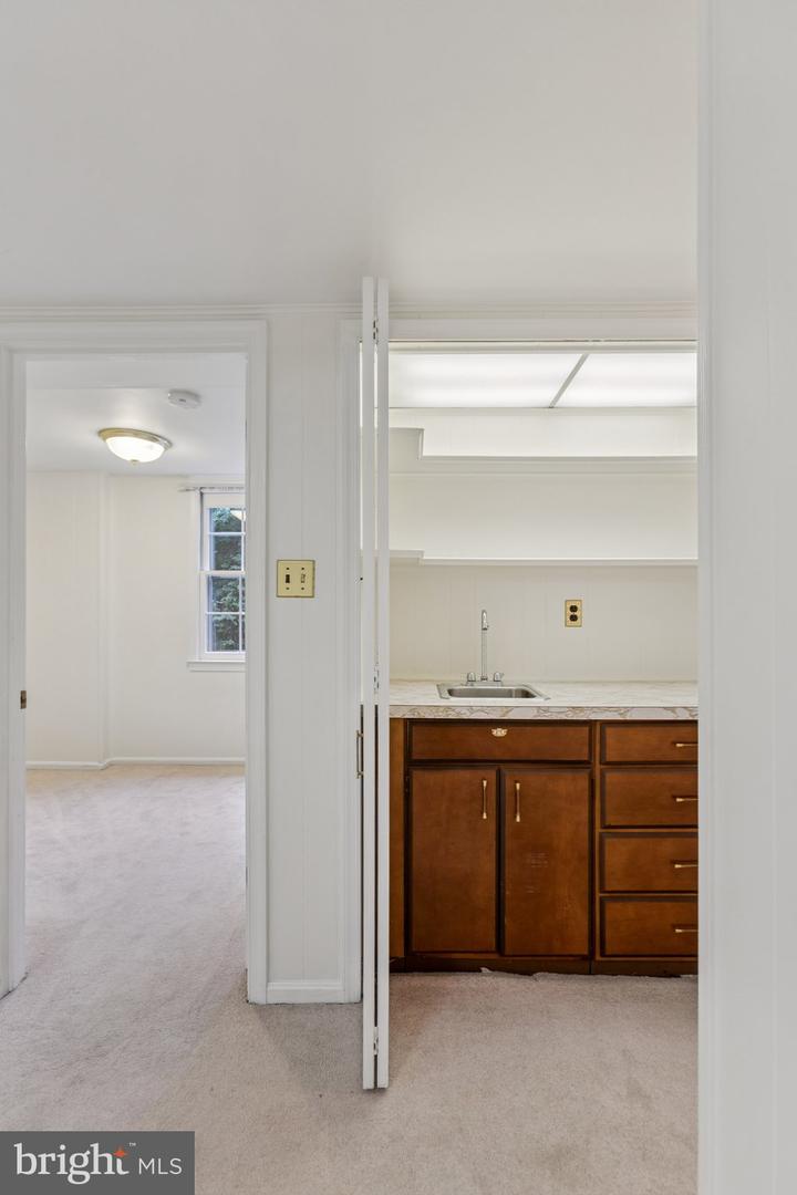 4893 35TH RD N, ARLINGTON, Virginia 22207, 6 Bedrooms Bedrooms, 12 Rooms Rooms,2 BathroomsBathrooms,Residential,For sale,4893 35TH RD N,VAAR2062184 MLS # VAAR2062184