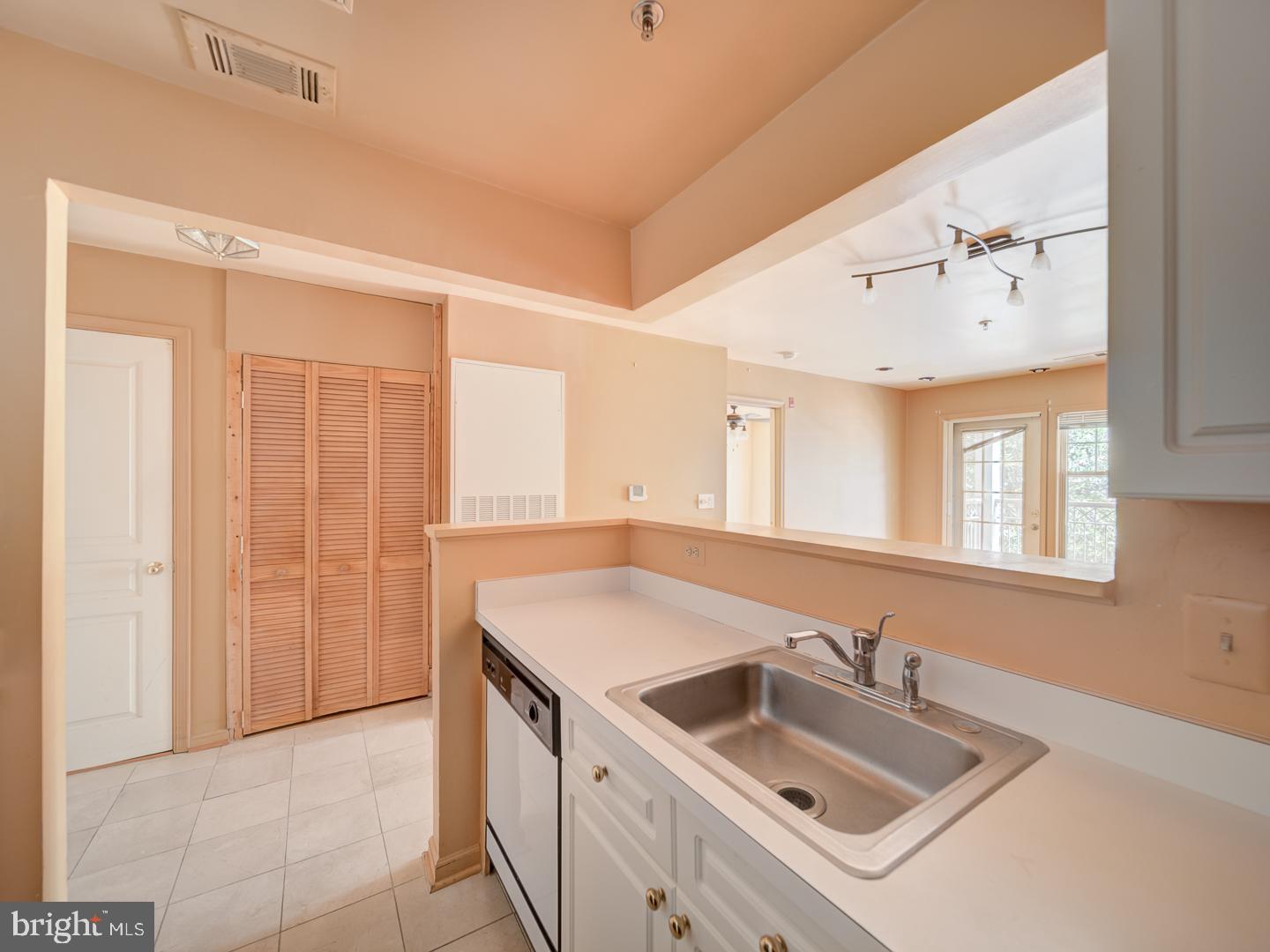 5565 SEMINARY RD #214, FALLS CHURCH, Virginia 22041, 1 Bedroom Bedrooms, ,1 BathroomBathrooms,Residential,For sale,5565 SEMINARY RD #214,VAFX2261980 MLS # VAFX2261980