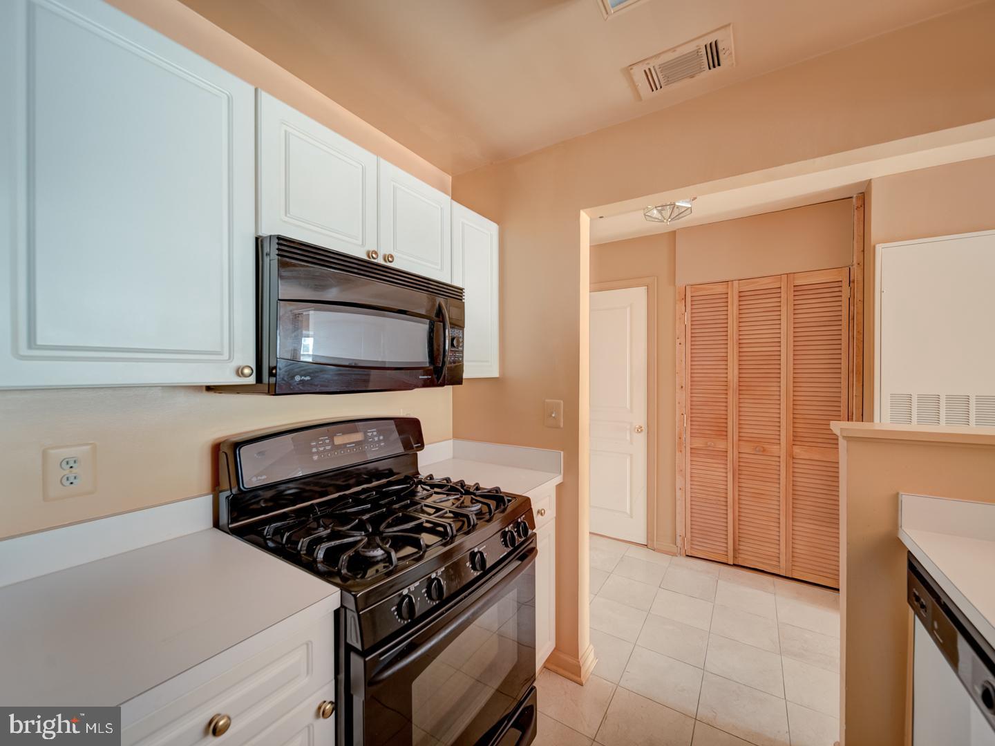 5565 SEMINARY RD #214, FALLS CHURCH, Virginia 22041, 1 Bedroom Bedrooms, ,1 BathroomBathrooms,Residential,For sale,5565 SEMINARY RD #214,VAFX2261980 MLS # VAFX2261980