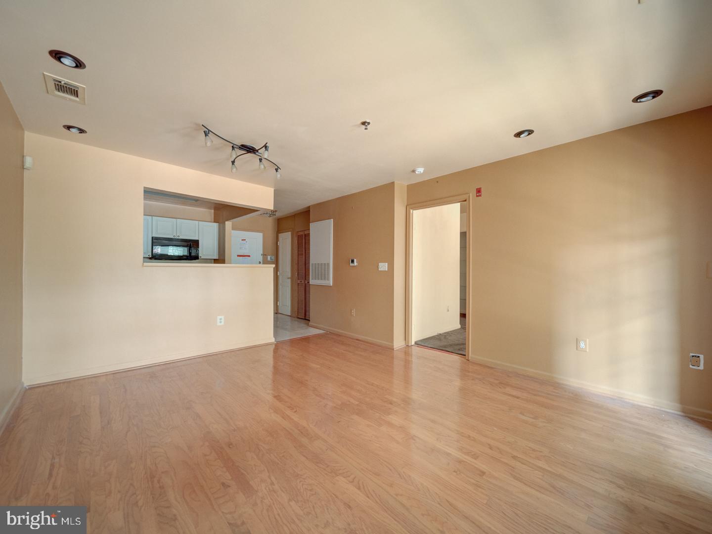 5565 SEMINARY RD #214, FALLS CHURCH, Virginia 22041, 1 Bedroom Bedrooms, ,1 BathroomBathrooms,Residential,For sale,5565 SEMINARY RD #214,VAFX2261980 MLS # VAFX2261980