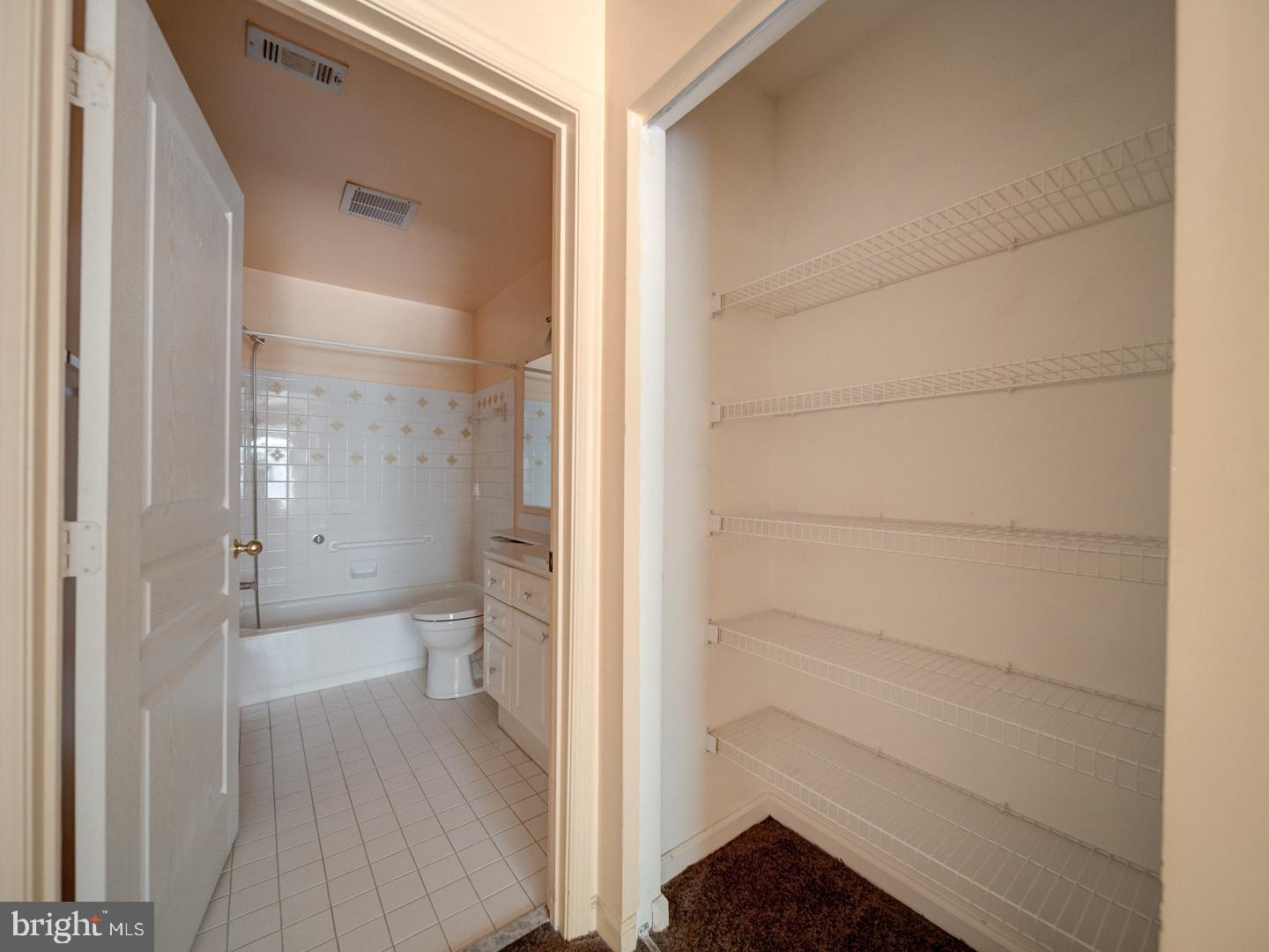 5565 SEMINARY RD #214, FALLS CHURCH, Virginia 22041, 1 Bedroom Bedrooms, ,1 BathroomBathrooms,Residential,For sale,5565 SEMINARY RD #214,VAFX2261980 MLS # VAFX2261980