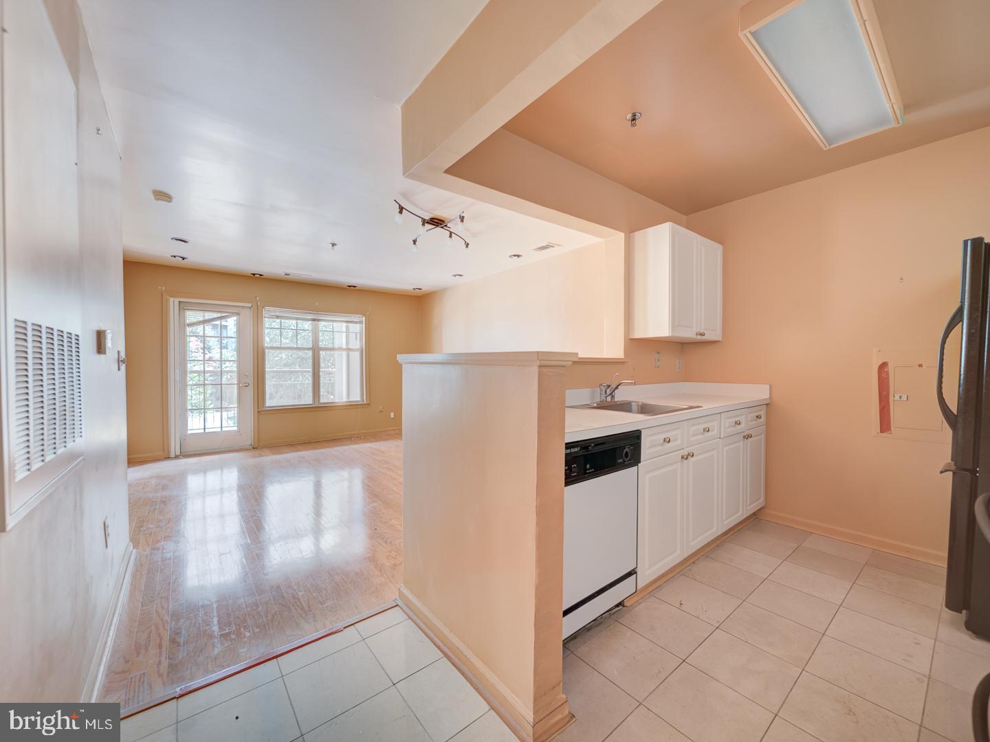 5565 SEMINARY RD #214, FALLS CHURCH, Virginia 22041, 1 Bedroom Bedrooms, ,1 BathroomBathrooms,Residential,For sale,5565 SEMINARY RD #214,VAFX2261980 MLS # VAFX2261980