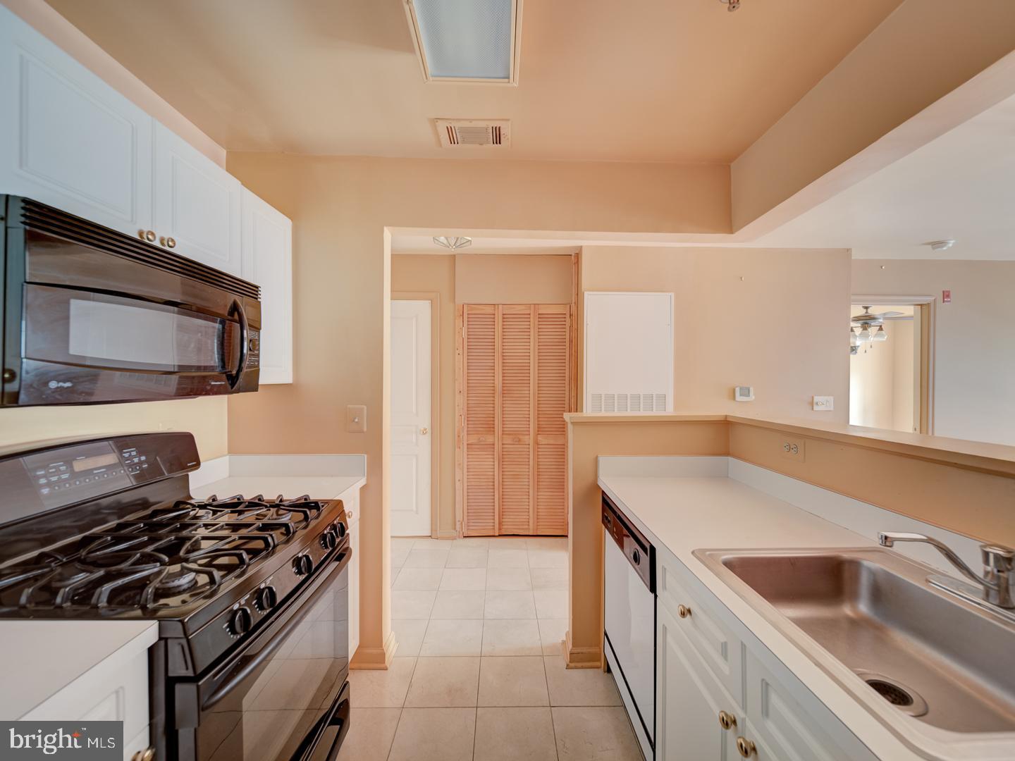 5565 SEMINARY RD #214, FALLS CHURCH, Virginia 22041, 1 Bedroom Bedrooms, ,1 BathroomBathrooms,Residential,For sale,5565 SEMINARY RD #214,VAFX2261980 MLS # VAFX2261980