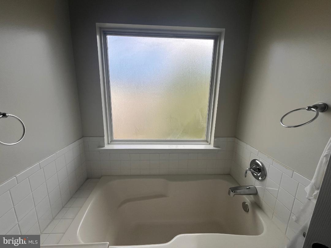2335 DRAKE LN, FREDERICKSBURG, Virginia 22408, 4 Bedrooms Bedrooms, 8 Rooms Rooms,2 BathroomsBathrooms,Residential,For sale,2335 DRAKE LN,VASP2035560 MLS # VASP2035560