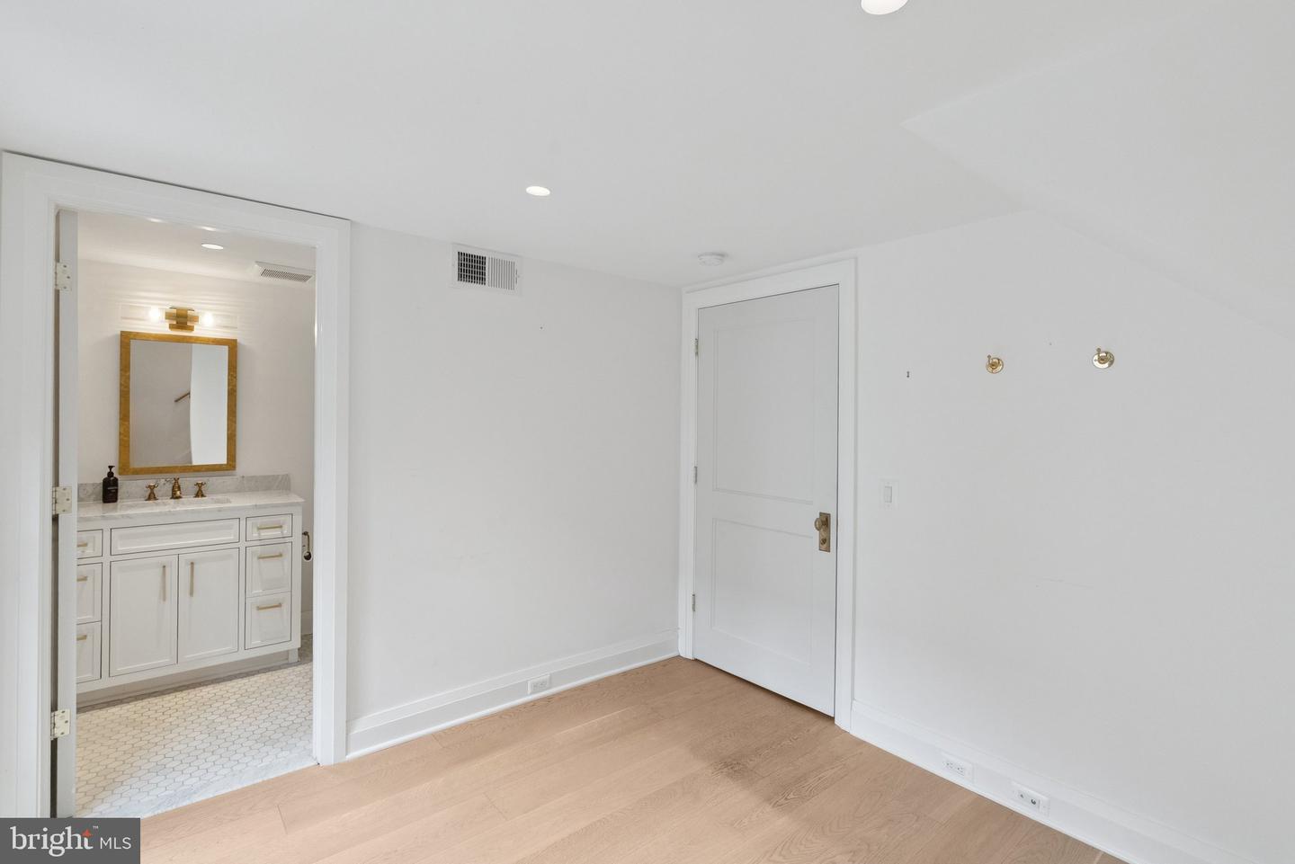 3137 N ST NW, WASHINGTON, District Of Columbia 20007, 3 Bedrooms Bedrooms, ,4 BathroomsBathrooms,Residential,For sale,3137 N ST NW,DCDC2216066 MLS # DCDC2216066