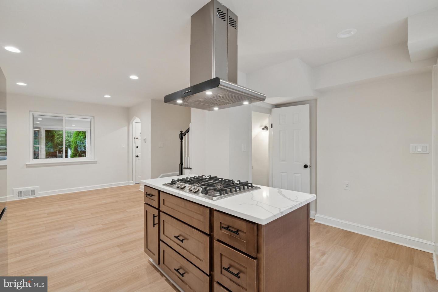 141 LYNHAVEN DR, ALEXANDRIA, Virginia 22305, 2 Bedrooms Bedrooms, ,2 BathroomsBathrooms,Residential,For sale,141 LYNHAVEN DR,VAAX2048896 MLS # VAAX2048896