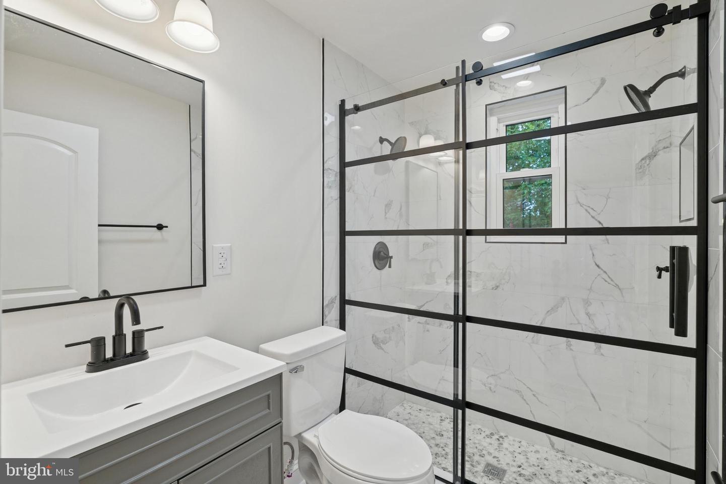 141 LYNHAVEN DR, ALEXANDRIA, Virginia 22305, 2 Bedrooms Bedrooms, ,2 BathroomsBathrooms,Residential,For sale,141 LYNHAVEN DR,VAAX2048896 MLS # VAAX2048896