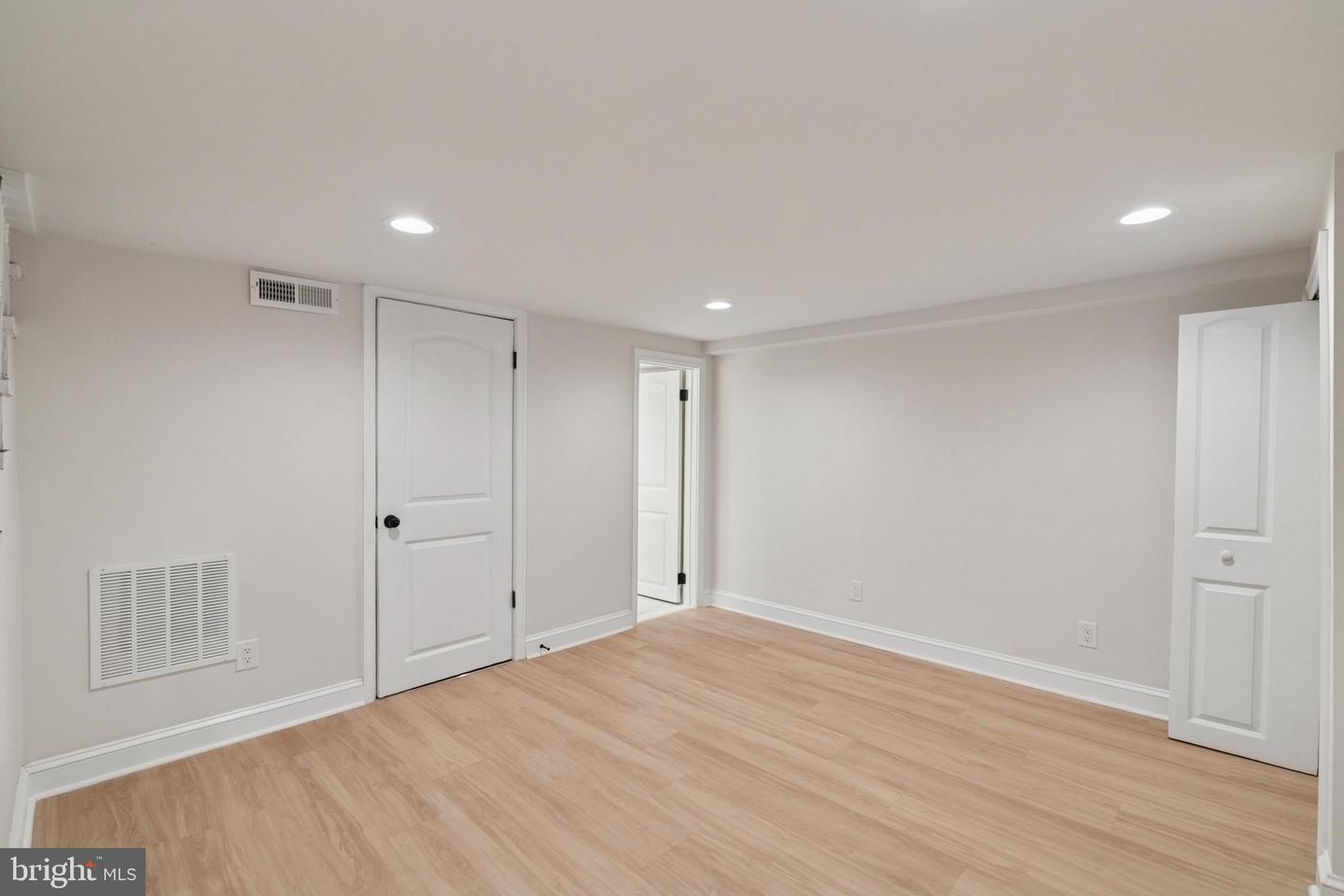 141 LYNHAVEN DR, ALEXANDRIA, Virginia 22305, 2 Bedrooms Bedrooms, ,2 BathroomsBathrooms,Residential,For sale,141 LYNHAVEN DR,VAAX2048896 MLS # VAAX2048896