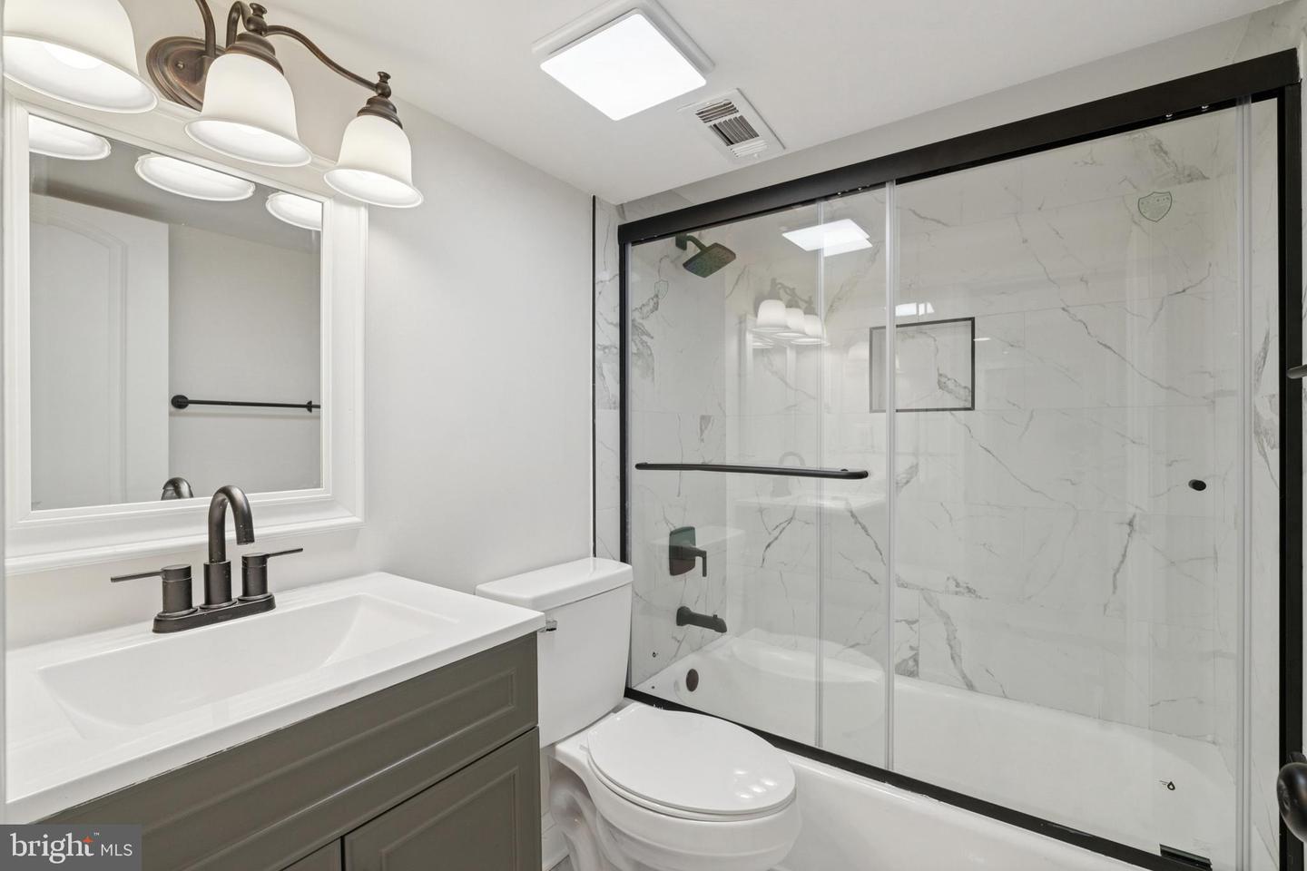 141 LYNHAVEN DR, ALEXANDRIA, Virginia 22305, 2 Bedrooms Bedrooms, ,2 BathroomsBathrooms,Residential,For sale,141 LYNHAVEN DR,VAAX2048896 MLS # VAAX2048896