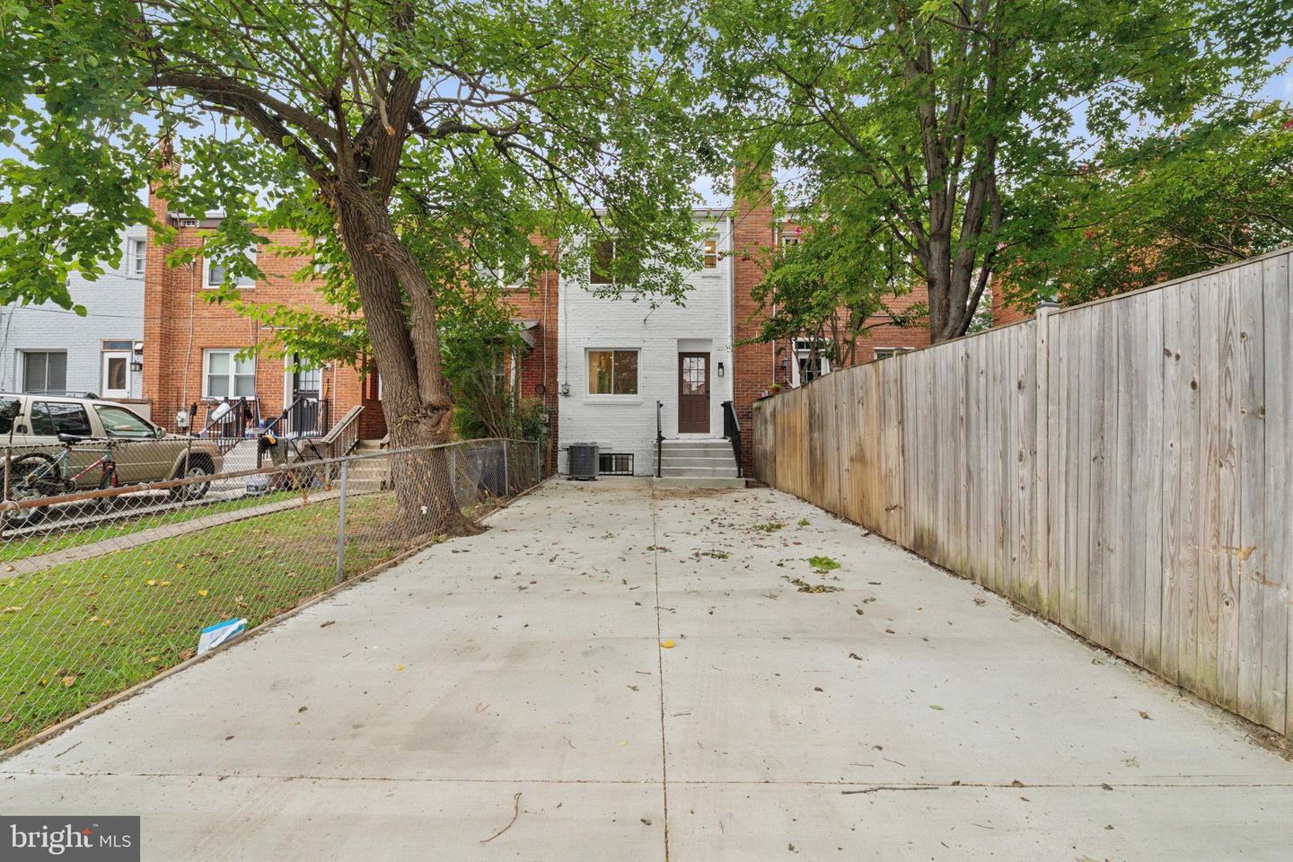 141 LYNHAVEN DR, ALEXANDRIA, Virginia 22305, 2 Bedrooms Bedrooms, ,2 BathroomsBathrooms,Residential,For sale,141 LYNHAVEN DR,VAAX2048896 MLS # VAAX2048896